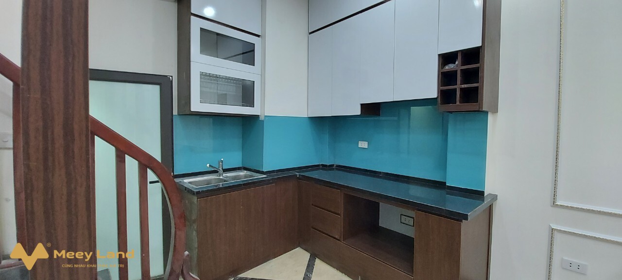 SIÊU PHẨM NHÀ ĐẸP HIẾM CÓ, TRUNG TÂM THỦ ĐÔ, SANG TRỌNG+ Vị trí: ngõ 105 Bạch Mai, gần trung tâm, thiết kế hiện đại, đầy đủ công năng.+ Tòa nhà không đơn giản chỉ để ở mà còn mang giá trị về tinh thần, cảm nhận nghệ thuật, hưởng thụ cuộc sống.Nhà mới tinh, đẹp như khách sạn 5 sao, ở cực sướngThiết kế:Tầng 1: Phòng khách và bếp.Tầng 2,3,4: Mỗi tầng 1 phòng ngủ.Tầng 5: Phòng thờ và sân phơi.Sổ đỏ, pháp lý chuẩn.Giá 3.85 tỷLiên hệ: 0988452429 - Nhật Anh (50 tuổi)