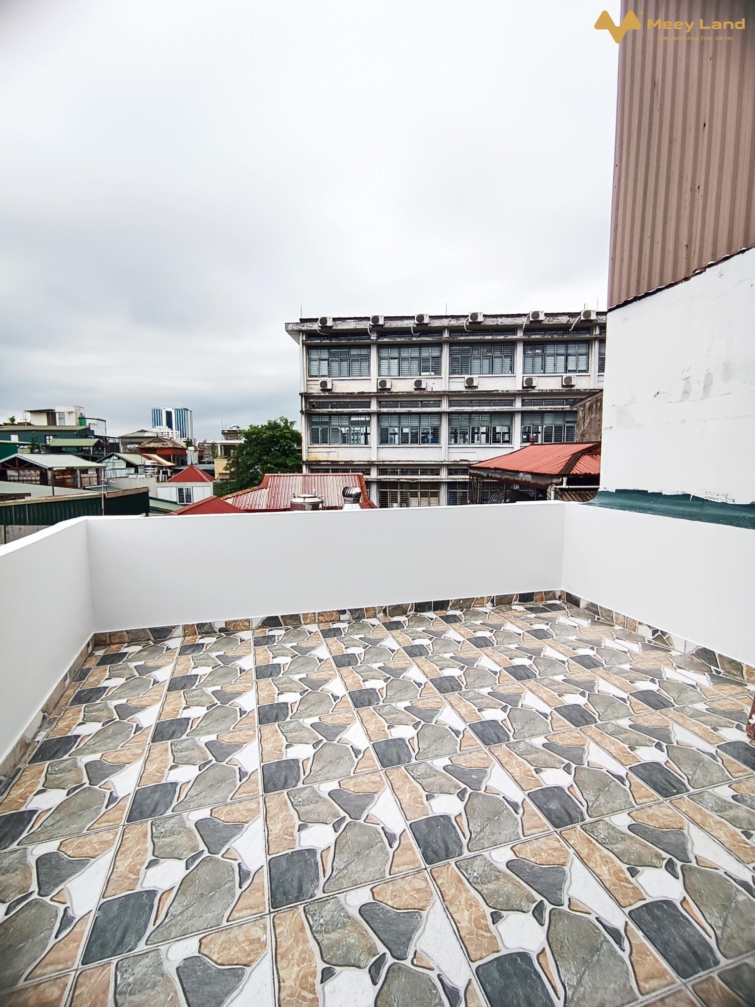 Nhà mới tinh, đẹp như khách sạn 5 sao, ở cực sướng ngõ thông sang phố Lê Thanh Nghị.Ngõ ba gác, cách ô tô dừng đỗ 50m, vị trí trung tâm quận Hai Bà; Hồ Gươm, chợ Mơ, trường Cấp 1,2,3, ĐH Bách Khoa, Xây Dựng, Kinh Tế Quốc Dân, công viên Thống Nhất, Bệnh viện Bạch Mai, Thanh Nhàn nằm trong bán kính 1km, tiện ích vô cùng.Thiết kế:- Tầng 1: Thông sàn + Bếp + WC.- Tầng 2: 1 phòng rất to + WC.- Tầng 3,4: Mỗi tầng 2 phòng ngủ, WC giữa, cầu thang giữa.- Tầng 5: Phòng thờ + sân phơi trước sau.Sổ đỏ pháp lý chuẩn, sẵn sàng giao dịch.Giá 5 tỷLiên hệ: Nhật Anh (50 tuổi) – 0988452429