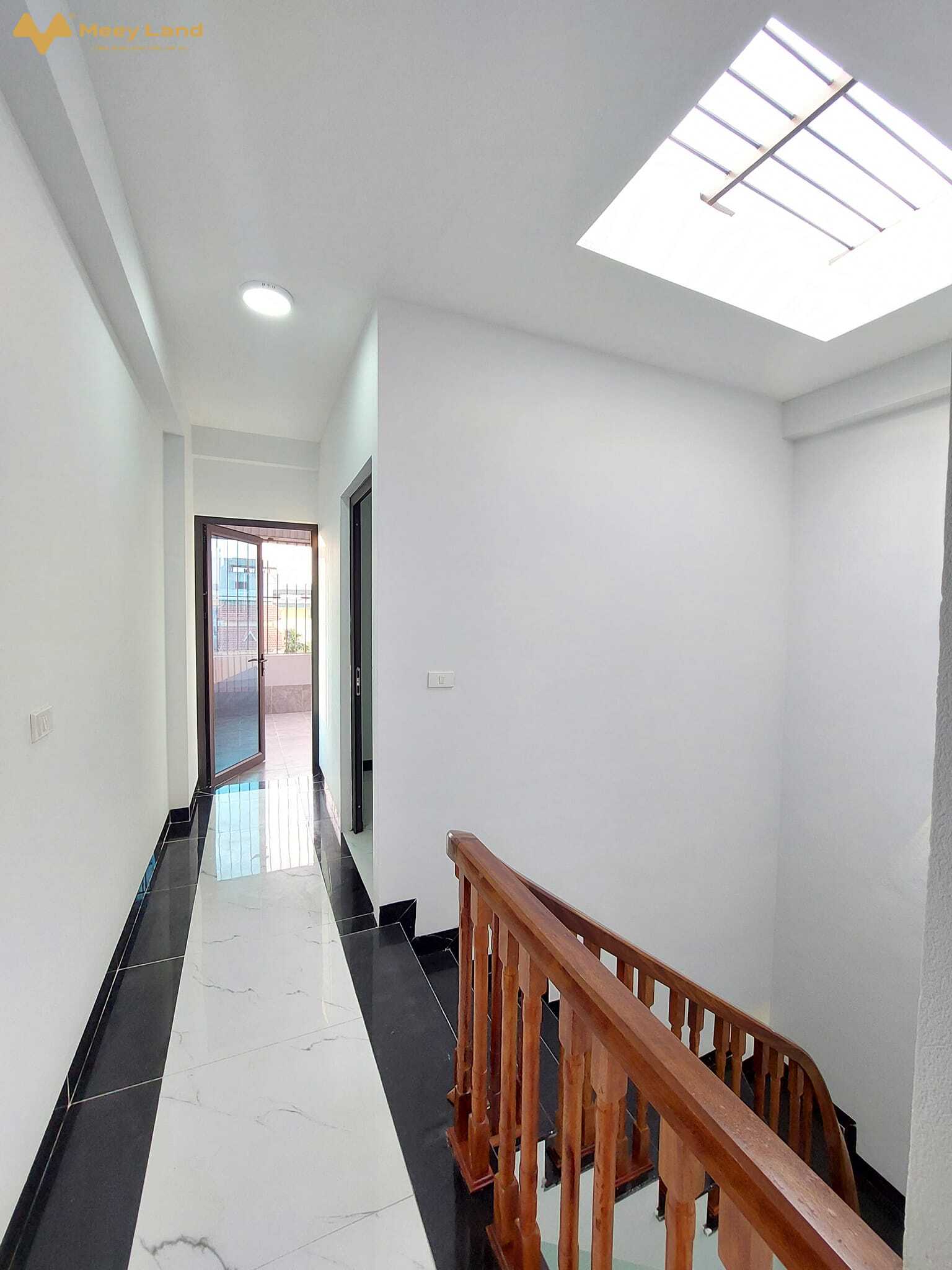 Bán nhà đẹp Tây Mỗ, Nam Từ Liêm 33.8M 5 Tầng,ngõ rộng,ôtô đỗ gần giá 2,8 tỷ- Diện tích nhà 33,8M2 5 Tầng, 4 phòng ngủ rộng, 3 nhà tắm, sân phơi ,gian thờ.- Ngõ trước nhà rộng thoáng, gần đường lớn ô tô tránh nhau, kinh doanh.- Tiện ích đầy đủ trường học các cấp, trung tâm mua sắm.- Sổ đỏ cất két, sẵn sàng giao dịch.- Ngõ rộng thoáng, ô tô đô gần.- Khu vực an ninh, tiện ích đầy đủ.- Gần đường lớn:Đại Lộ Thăng Long, Mỹ Đình,Hà Đông, Cầu Giấy.+ Sổ đỏ phân lô đẹp, sẵn sàng giao dịch. -Giá nhà: 2 tỷ 800 triệu ( bao chi phí chuyển nhượng ).- Anh chị liên hệ SDT: 033-388-1623  ( có zalo)