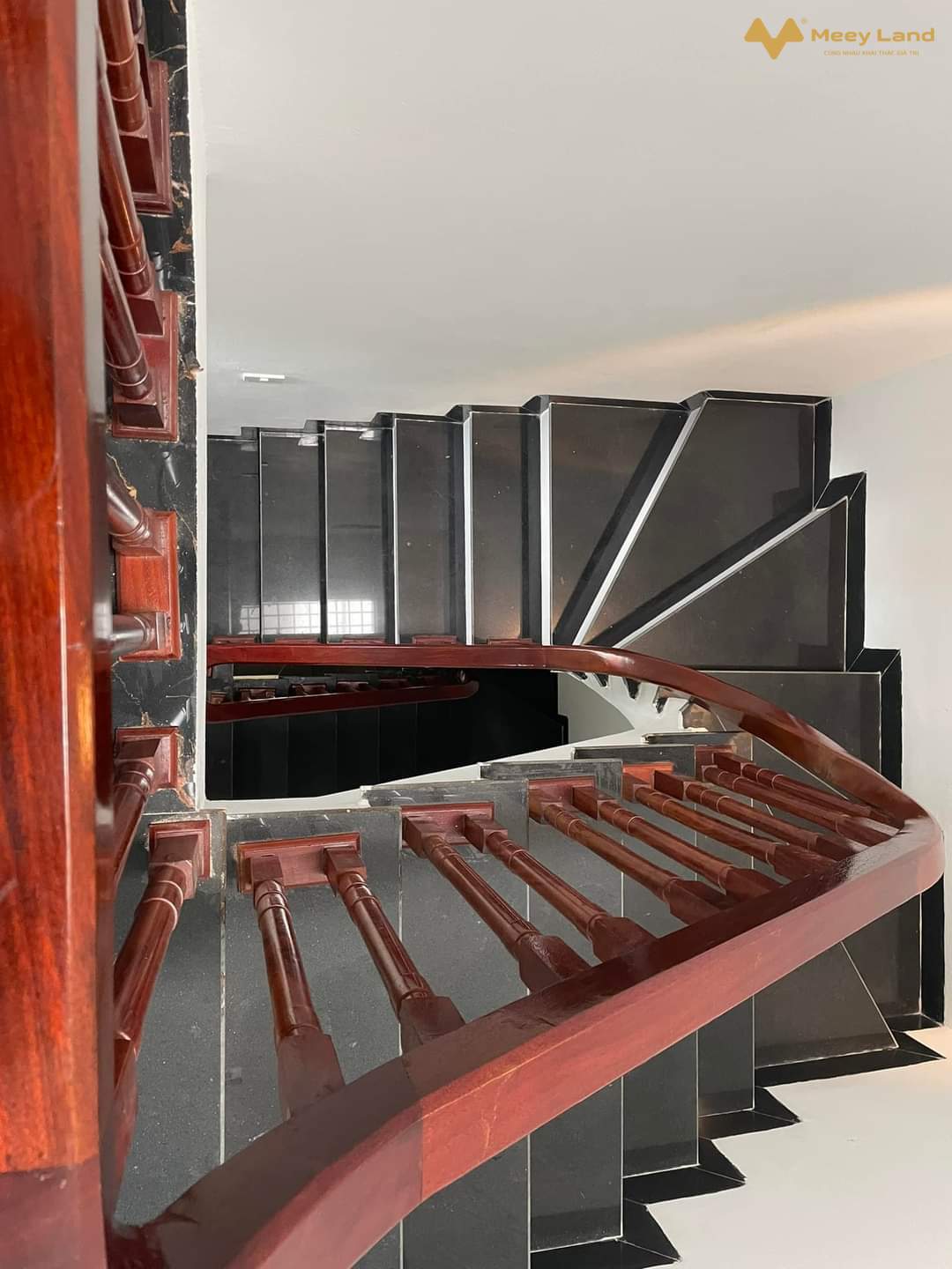 Bán nhà đẹp Tây Mỗ, Nam Từ Liêm 33.8M 5 Tầng,ngõ rộng,ôtô đỗ gần giá 2,8 tỷ- Diện tích nhà 33,8M2 5 Tầng, 4 phòng ngủ rộng, 3 nhà tắm, sân phơi ,gian thờ.- Ngõ trước nhà rộng thoáng, gần đường lớn ô tô tránh nhau, kinh doanh.- Tiện ích đầy đủ trường học các cấp, trung tâm mua sắm.- Sổ đỏ cất két, sẵn sàng giao dịch.- Ngõ rộng thoáng, ô tô đô gần.- Khu vực an ninh, tiện ích đầy đủ.- Gần đường lớn:Đại Lộ Thăng Long, Mỹ Đình,Hà Đông, Cầu Giấy.+ Sổ đỏ phân lô đẹp, sẵn sàng giao dịch. -Giá nhà: 2 tỷ 800 triệu ( bao chi phí chuyển nhượng ).- Anh chị liên hệ SDT: 033-388-1623  ( có zalo)