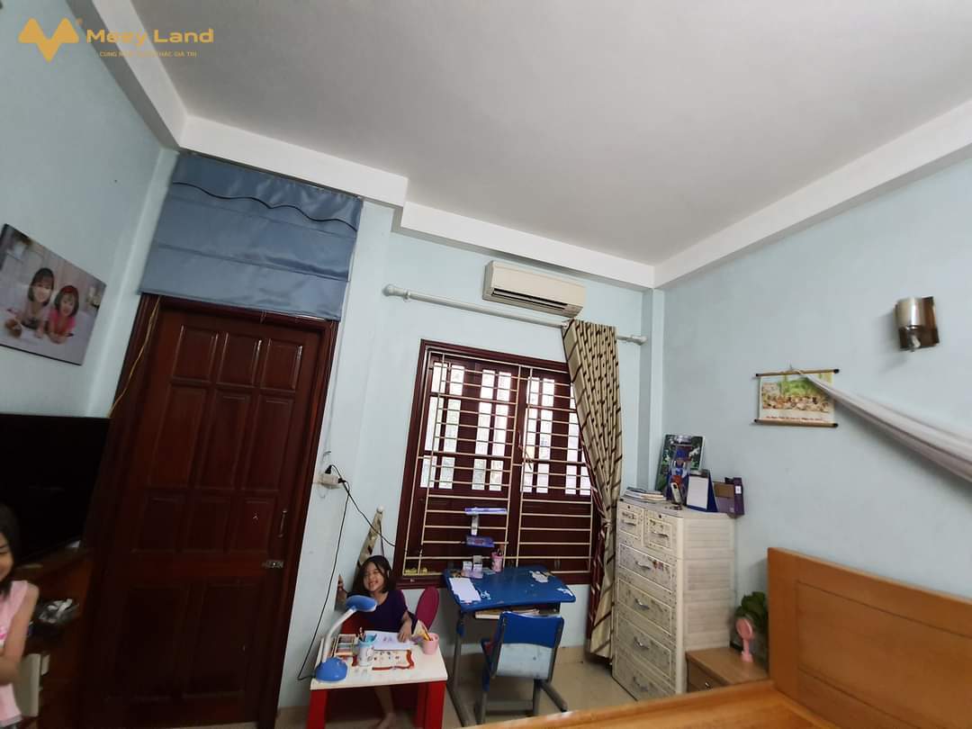 Bán nhà Tây Mỗ Chính chủ xây 60M 4 Tầng,4P Ngủ, nội thất đẹp,ngõ rộng- Nhà diện tích 60M2 xây 4 Tầng: Có 4 phòng ngủ, 3 nhà tắm, sân phơi, gian thờ.- Thiết kế sang trọng, nội thất mới hiện đại nhất.- Ngõ trước nhà rộng, trải gạch sạch sẽ, sân để xe thoải mái.- Chỉ 80m ra đường lớn, ô tô tránh nhau, kinh doanh, bãi đỗ ô tô.- Khu vực, yên tĩnh, văn minh.- Giá nhà 3 tỷ 500 triệu (bao chí phí chuyển nhượng).Liên hệ: Em Vượng SDT 0333-881-623có zalo).- Tư vấn mua bán nhà đất.