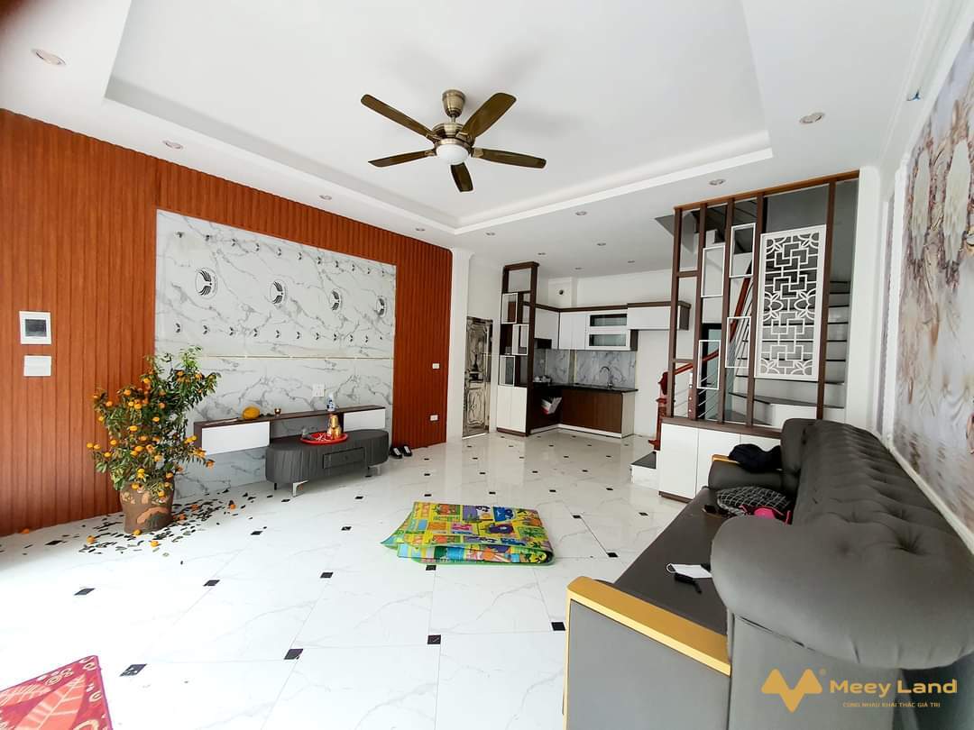 Bán nhà Đại Mỗ 40M 5 Tầng, gần đường lớn, ô tô đỗ gần, tiện ích đầy đủ- Diện tích nhà 40M2 4 Tầng: 4 phòng ngủ, 3 nhà tắm, sân phơi, gian thờ.- Ngõ trước nhà rộng, sân chơi, xe để thoải mái.- Tặng toàn bộ nội thất trong nhà, nội thất mới đầy đủ công năng.- Ngõ trước nhà gần 3m, cách đường ô tô dừng đỗ 20m.- Nhà xây mới, thiết kế hiện đại, phòng nào cũng có ánh sáng tự nhiên.- Vị trí nằm trong khu dân cư văn minh, yên tĩnh, an ninh.- Nhà gần chợ , gần bãi gửi xe ô tô (gửi xe nhà văn hóa)- Giá nhà 3 tỷ 150 triệu ( có thỏa thuận).- Gọi ngay em Vượng (24/24) để xem nhà trực tiếp- SĐT/zalo 033-388-1623#hànội #muanhà #muađất #bánnhà #bánđất #namtừliêm #bắctừliêm #hoàiđức #cầugiấy #nhàđẹp #đấtđẹp #2tỷ #3tỷ #1tỷ #4tỷ #bấtđộngsản #mỹđình #vinhomes