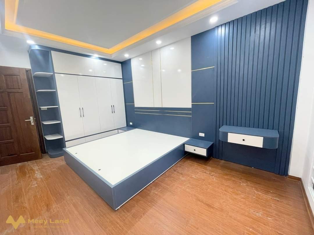 Bán nhà Tây Mỗ, Nam Từ Liêm 40M 4 Tầng, nội thất đẹp, ngõ rộng ô tô đỗ - Nhà 4 Tầng: 4 phòng ngủ rộng, 3 nhà tắm, sân phơi, phòng thờ.- Ngõ trước nhà rộng thông thoáng, ô tô đỗ.- Nhà có sân rộng xe để thoải mái.- Bãi đỗ ô tô đỗ gần ngày đêm, an ninh tốt.- Đường lớn: Đại Lộ Thăng Long, Mỹ Đình, Mễ Trì, Hà Đông.-Giá bán 3 tỷ 500  triệu ( bao chi phí chuyển nhượng).Chi tiết liên hệ: Văn Vượng : 033 -388-1623 ( Zalo ).Tư Vấn Mua Bán Nhà Đất Hà Nội.#muanhà #muađất #bánnhà #bánđất #namtừliêm #bắctừliêm #hoàiđức #cầugiấy #dưới2tỷ #dưới3tỷ #nhàđẹp #đấtđẹp #2tỷ #3tỷ #1tỷ #4tỷ #bấtđộngsản #mỹđình #vinhomes Xin Cảm Ơn.