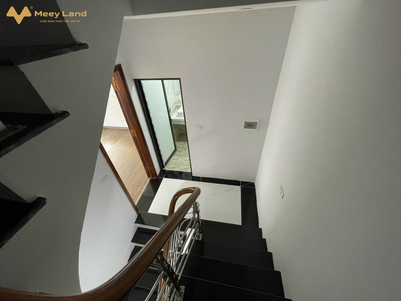 Nhà mặt đường Kim Chung, xây 5 tầng, ô tô đỗ, 2 mặt tiền thoáng, kinh doanh nhỏ, giá 5.5 tỷ