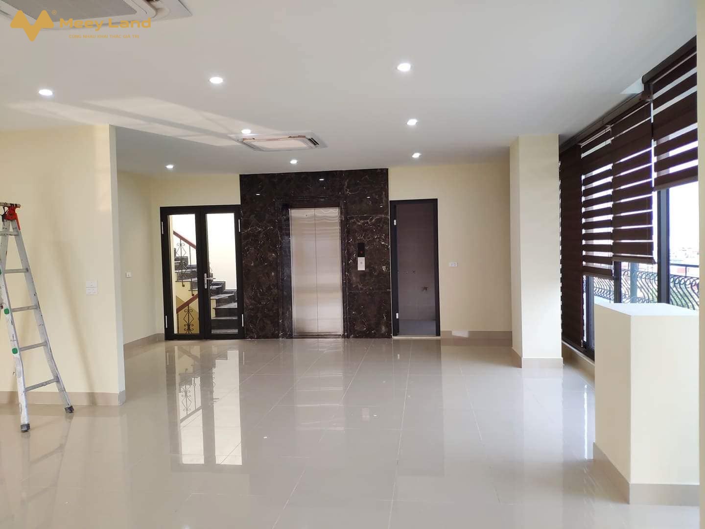 Bán nhà mặt phố Nguyễn Xiển, Thanh Xuân, lô góc, 2 mặt tiền, 9 tầng thang máy