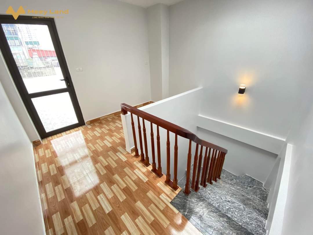 Bán nhà đẹp Vân Canh, Ngã Tư Canh 33,8M 5 Tầng, 4P Ngủ, view thoáng 2.55 tỷ- Diện tích nhà 33,8M2 5 Tầng, 4 phòng ngủ rộng, 3 nhà tắm, sân phơi ,gian thờ.- Ngõ trước nhà rộng thoáng, gần đường lớn ô tô tránh nhau, kinh doanh.- Tiện ích đầy đủ trường học các cấp, trung tâm mua sắm.- Ngõ rộng thoáng, ô tô đô gần.- Khu vực an ninh, tiện ích đầy đủ.- Gần đường lớn: Trịnh Văn Bô, Trần Hữu Dực, Mỹ Đình.+ Sổ đỏ phân lô đẹp, sẵn sàng giao dịch. -Giá nhà: 2 tỷ 550 triệu ( bao chi phí chuyển nhượng ).- Anh chị liên hệ SDT: 033-388-1623  ( có zalo)