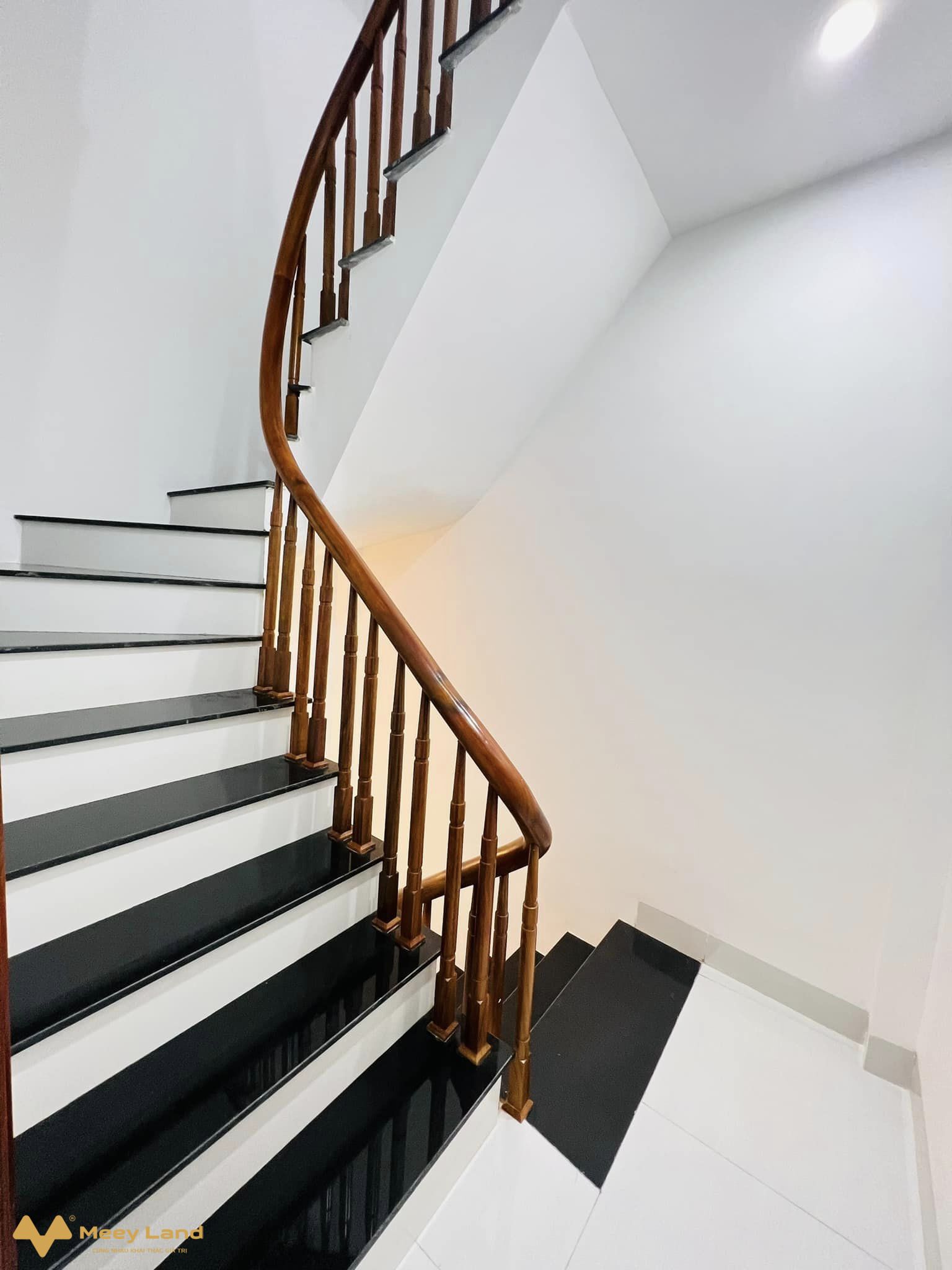 Bán nhà cuối phố Trịnh Văn Bô, Phương Canh 33m2, 5 tầng, nội thất mới, giá 4.6 tỷ