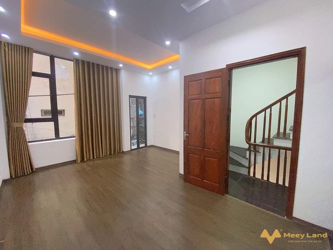 Bán nhà Vân Canh, Xuân Phương 35M 4 Tầng, 4 phòng, nội thất đẹp, đường lớn 2.5 tỷ- Diện tích nhà 35M2 4 Tầng, 4 phòng, 3 nhà tắm, - Đường trước nhà cao ráo, trải gạch đỏ sạch sẽ,  gần phố.- Tiện ích đầy đủ trung tâm mua sắm, chợ, khu vui chơi.- Trường học các cấp 1 2 3, trường quốc tế- Đường lớn: Trịnh Văn Bô, Xuân Phương, Nhổn, Cầu Diễn, Mỹ Đình.- Giá nhà 2 tỷ 500 triệu  ( bao chi phí chuyển nhượng).Anh/ Chị vui lòng Liên hệ : Văn Vượng SDT 033-388-1623 ( có Zalo).-Tư Vấn Mua Bán Nhà Đất.Xin cảm ơn!