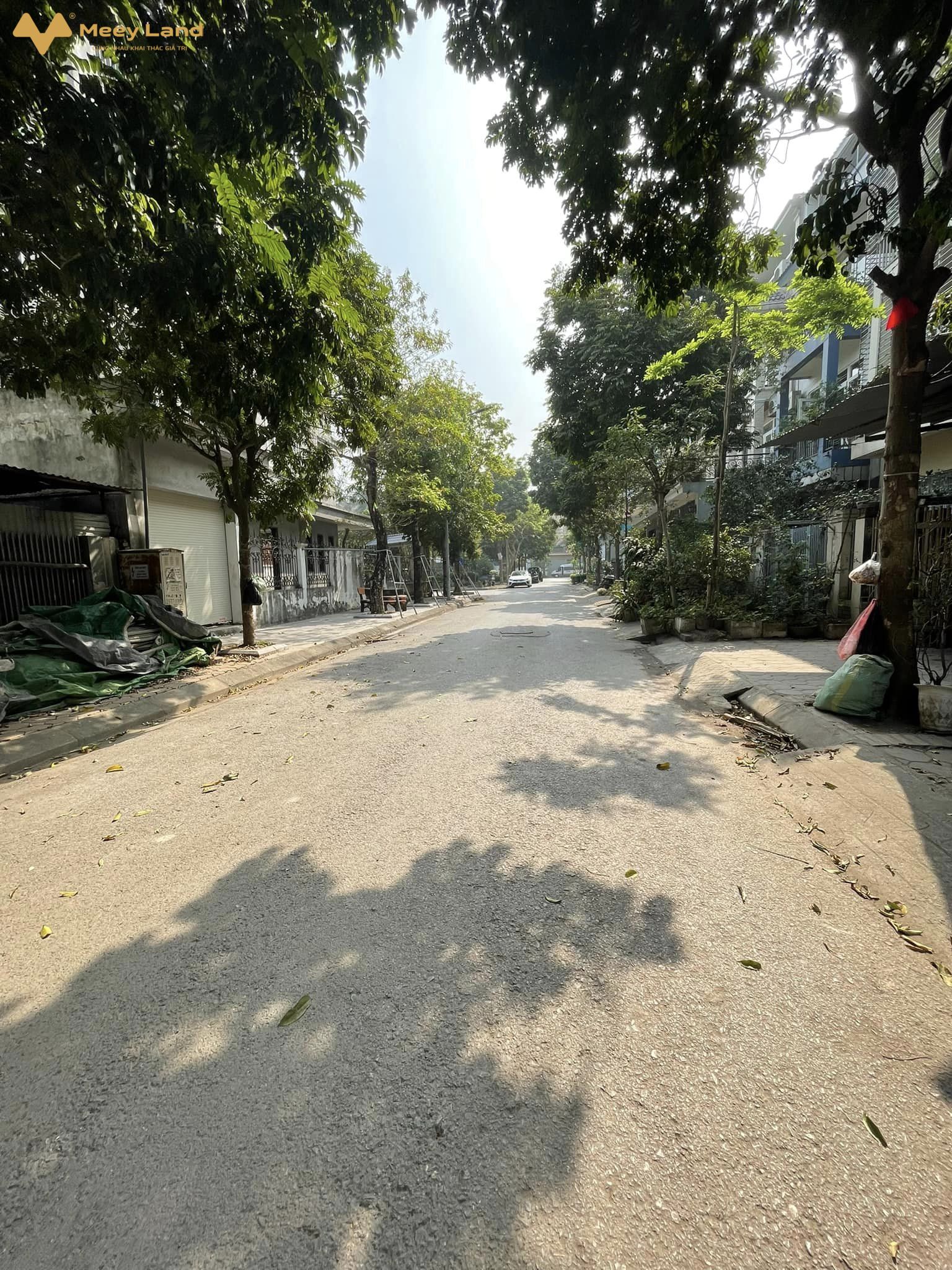 Bán LK HUD Xuân Phương 100M2 4 Tầng, Kinh doanh,Văn Phòng,Nhà Hàng Vỉa Hè 4M- Nhà vị trí đẹp, sát công viên vườn hoa, phân lô, ô tô tải chạy vòng quanh.- Thiết kế: + T1 khách + bếp cầu thang giữa, vệ sinh.+ T2+3 gồm 4 phòng ngủ vệ sinh giữa+ T4: phòng thờ sân phơi- Diện tích mặt sàn xây dựng 75m2, thoáng trước sau.- Sổ phân lô, vuông đét mt 5m. - Hiện đang cho thuê 12tr/ tháng cho khách làm văn phòng cty.- Giá nhà 8 tỷ 400 triệu ( có thỏa thuận).- Gọi ngay em Vượng (24/24) để xem nhà trực tiếp- SĐT/zalo 033-388-1623#hànội #muanhà #muađất #bánnhà #bánđất #namtừliêm #bắctừliêm #hoàiđức #cầugiấy #nhàđẹp #đấtđẹp #2tỷ #3tỷ #1tỷ #4tỷ #bấtđộngsản #mỹđình #vinhomes