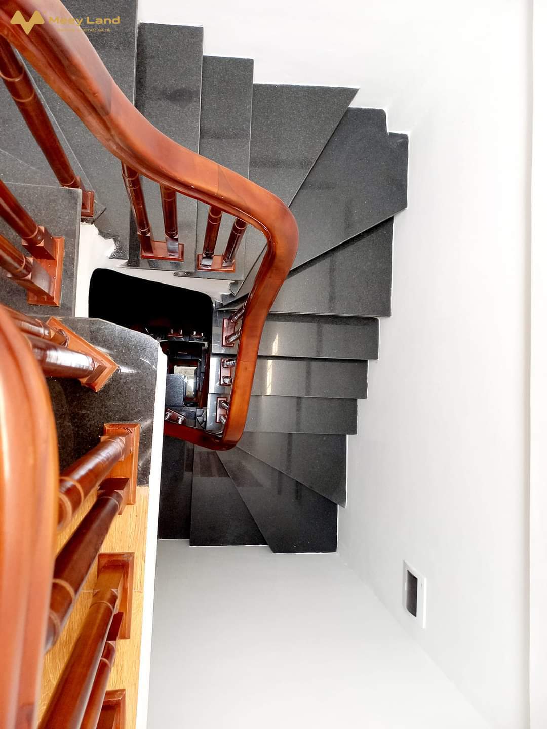 Nhà đẹp Di Trạch 34m2, 5 tầng, 4 phòng, nội thất đẹp, gần đường 32, phố Nhổn