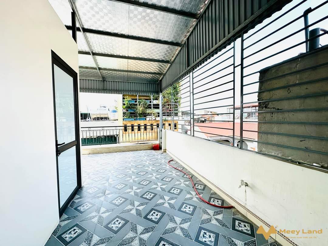 Bán nhà Xuân Phương, phố Trịnh Văn Bô 35M, 5 Tầng, đường lớn, ô tô đỗ gần Mỹ Đình- Nhà 5 Tầng: 4 phòng ngủ rộng, 4 nhà tắm wc, sân phơi, gian thờ.- nhà view thoáng, ô tô đỗ sát nhà, ngõ rộng thoáng. - Ngay đường lớn phố Trịnh Văn Bô, Trần Hữu Dực, Mỹ Đình, Cầu Diễn.- Gần trường Cao Đẳng FPT, Đại Học Công Nghiệp Nhổn.- Giá nhà 2 tỷ 800 triệu  (bao chi phí chuyển nhượng).- Vui lòng liên hệ Văn Vượng: 033-388-1623/ 094-495-8199 (có zalo).   - Tư Vấn Mua Bán Nhà Hà Nội -