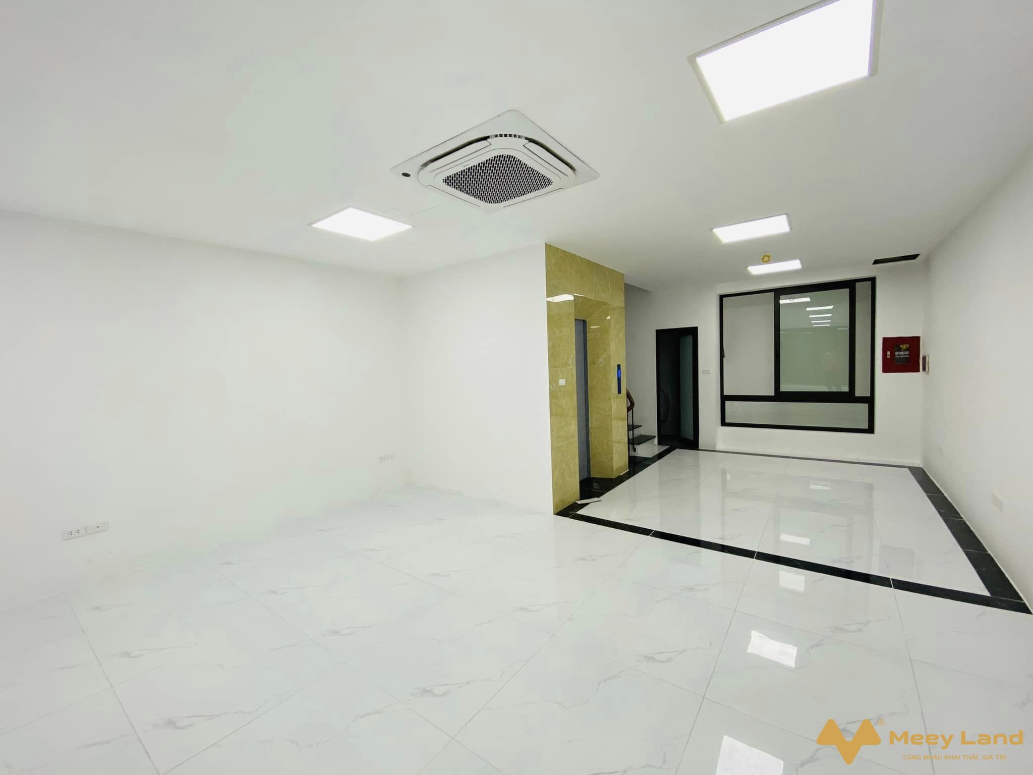 Bán nhà 8 tầng thang máy mới cạnh Vinhomes Royal City, cho thuê 70 triệu/ tháng