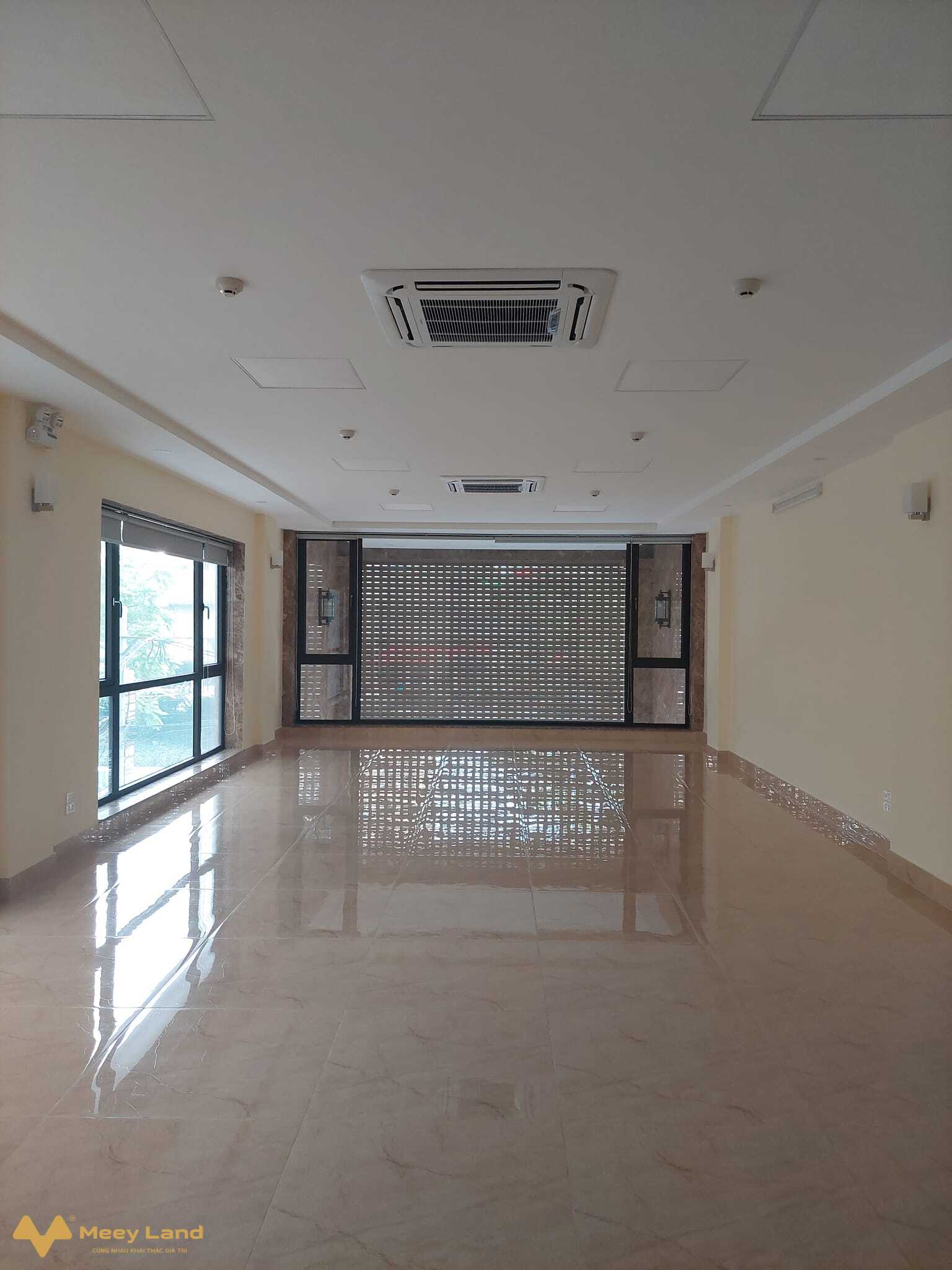 Tòa nhà văn phòng mặt phố Khuất Duy Tiến, lô góc, 9 tầng thang máy