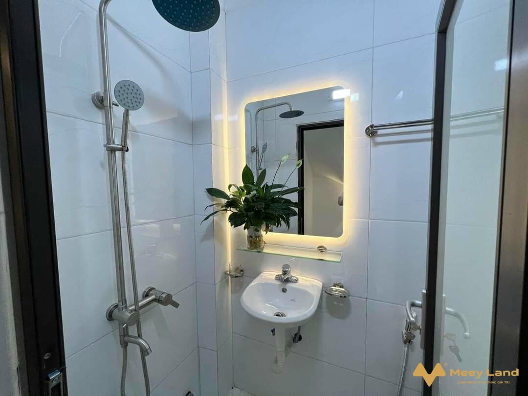 Bán nhà riêng 32m2, 5 tầng mặt đường Tỉnh lộ 422, mặt tiền 4m đường kinh doanh, dân cư đông đúc