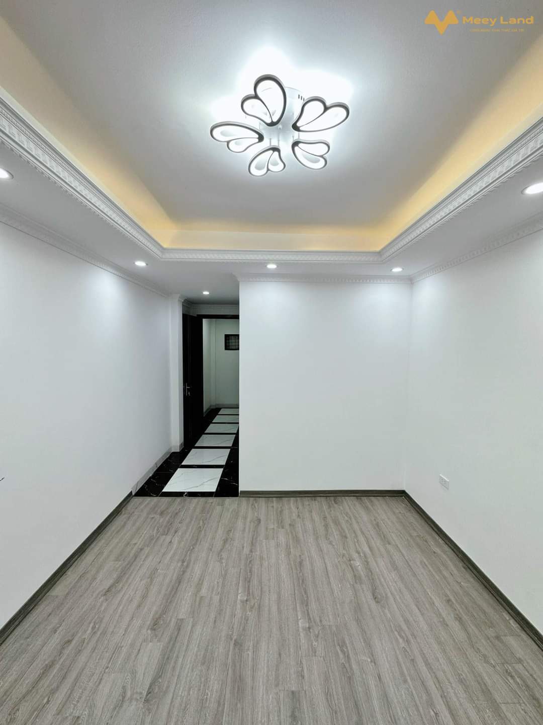 Bán nhà Tây Mỗ gần VinSmart City 33M 5 Tầng, 3P Ngủ, view thoáng, tiện ích tốt giá 3.1 tỷ- Nhà thiết kế tổng 4 phòng ngủ, 3 nhà tắm, gian thờ, sân phơi.- Thiết kế nhiều cửa sổ, view thoáng ánh sáng tự nhiên.- Chỉ 60m ra đường rộng 6m, ô tô tránh nhau.- Khu vực đầy đủ tiện ích gần trường học các cấp 1 2 3, chợ trung tâm mua sắm.- Vị trí nhà gần đường lớn: Đại Lộ Thăng Long, Lê Trọng Tấn, Hà Đông, Mỹ Đình.- Hỗ trợ vay ngân hàng chỉ  1.5 tỷ nhận nhà ở ngay.- Giá nhà 3 tỷ 100 triệu ( bao chi phí chuyển nhượng).-SDT Liên Hệ : 033.388.1623/ 094.495.8199( có Zalo)Xin chân thành cảm ơn.