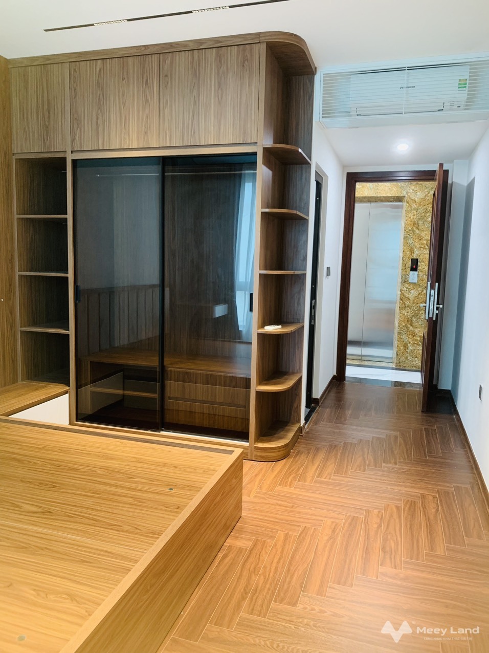 Bán nhà mặt phố Vân Canh 40m2, mặt đường 11m trục chính kinh doanh, thang máy nội thất sẵn