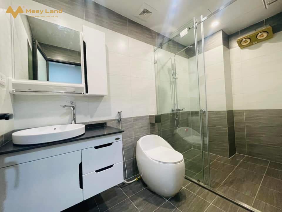 Bán nhà Tây Mỗ, Nam Từ Liêm 40M 4 Tầng, nội thất đẹp, ngõ rộng ô tô đỗ - Nhà 4 Tầng: 4 phòng ngủ rộng, 3 nhà tắm, sân phơi, phòng thờ.- Ngõ trước nhà rộng thông thoáng, ô tô đỗ.- Nhà có sân rộng xe để thoải mái.- Bãi đỗ ô tô đỗ gần ngày đêm, an ninh tốt.- Đường lớn: Đại Lộ Thăng Long, Mỹ Đình, Mễ Trì, Hà Đông.-Giá bán 3 tỷ 500  triệu ( bao chi phí chuyển nhượng).Chi tiết liên hệ: Văn Vượng : 033 -388-1623 ( Zalo ).Tư Vấn Mua Bán Nhà Đất Hà Nội.#muanhà #muađất #bánnhà #bánđất #namtừliêm #bắctừliêm #hoàiđức #cầugiấy #dưới2tỷ #dưới3tỷ #nhàđẹp #đấtđẹp #2tỷ #3tỷ #1tỷ #4tỷ #bấtđộngsản #mỹđình #vinhomes Xin Cảm Ơn.