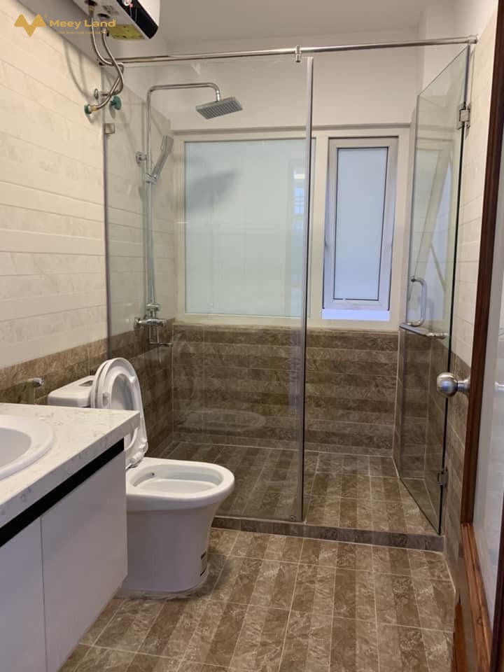 Bán nhà Phường Canh, gần Mỹ Đình 35m2, 5 Tầng, nội thất đẹp, đường lớn 2.8 tỷ- Nhà 35M2 5 Tầng: 4 phòng ngủ, 3 nhà tắm, sân phơi, phòng thờ- Trước đất có sân rộng để xe thoải mái.- Chỉ 30m ra bãi đỗ ô tô ngày đêm an ninh tốt.- Khu vực yên tĩnh, dân trí, văn minh.- Sát khu đô thị view thoáng đẹp.- Đường lớn:Mỹ Đình, Cầu Diễn, Hồ Tùng Mậu, Phạm Hùng, Trần Hữu Dực.- Nhà ngay bãi ô tô, đỗ được 30 cái ngày đêm thoải mái.- Giá nhà 2 tỷ 850 triệu ( bao chi phí chuyển nhượng).- Vui lòng liên hệ Văn Vượng: 033-388-1623/ 094-495-8199 (có zalo).-Tư Vấn Mua Bán Nhà Đất.Xin chân thành cảm ơn.