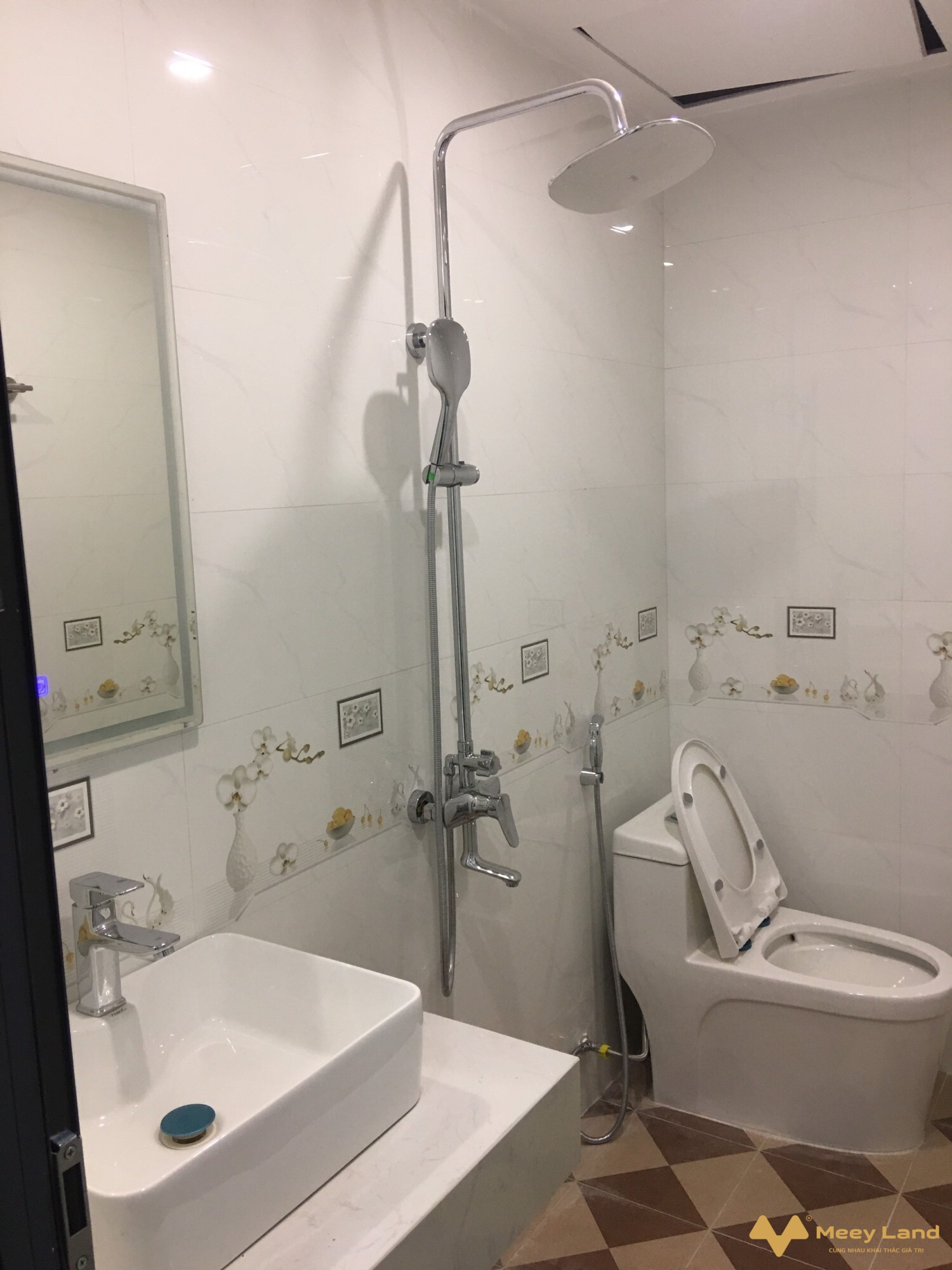 Trung tâm QUẬN HAI BÀ TRƯNG - MỚI KOONG - GẦN PHỐ - NGÕ THÔNG Mô Tả:+ Nhà mới tinh, xây bằng vật liệu rất chất lượng, đẹp hơn khách sạn 5 sao, ở cực sướng.+ Nhà mặt ngõ thông sang ngõ 36 Lê Thanh Nghị.+ Trung tâm quận Hai Bà Trưng, gần phố, gần ô tô đỗ.+ Trung tâm thương Mại, Hồ Gươm, chợ Mơ, trường Cấp 1,2,3, ĐH Bách Khoa, Xây Dựng, Kinh Tế Quốc Dân, công viên Thống Nhất, Bệnh viện Bạch Mai, Thanh Nhàn nằm trong bán kính 1km, tiện ích nhiều vô kể, bạt ngàn dịch vụ, khu vực an ninh tốt.Thiết kế: + Tầng 1: sân để xe, phòng khách, phòng ăn, bếp, wc+ Tầng 1: Phòng khách, phòng bếp, WC+ Tầng 2: 2 phòng ngủ, WC+ Tầng 3: 2 phòng ngủ, WC+ Tầng 4: 2 phòng ngủ, WC+ Tầng 5: phòng thờ, sân phơiPháp lý: sổ nở hậu, pháp lý rõ ràngGiá 5.5 tỷ