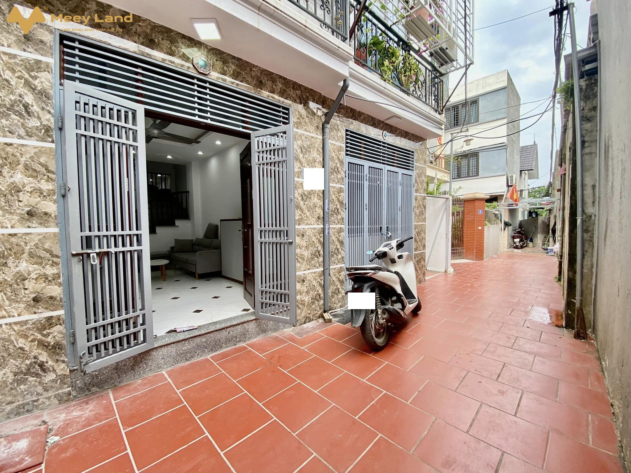 Bán Nhà Di Trạch-Hoài Đức 38M 4 Tầng-Nội thất đẹp-Ngõ rộng thoáng-gần đường lớn- Diện tích  Nhà 38m2 x 4 tầng, 4P Ngủ, 2 nhà tắm , 3 wc. - Tầng 1: Phòng khách + bếp + WC.- Tầng 2 + 3 : Mỗi tầng 2 phòng ngủ + 1 nhà tắm + wc.- Tầng 4: Phòng thờ + sân phơi.- tặng nội thất còn mới xịn đẹp.- tận dụng ánh sáng tự nhiên trong lành, phù hợp cho hộ gia đình ở thoải mái...- Ngõ trước nhà rộng gan 3m, thoáng cáo ráo sạch sẽ.- Chỉ 50m ra đường lớn ô tô đỗ,kinh doanh.- Ngay nhà có sân chơi, thể dục tập thể, trường mầm non, thuận tiện đưa đón trẻ.- Giao thông thuận tiện gần đường lớn: QL70m QL 422B, đường Trịnh VĂn Bô, Nhổn, QL 32, Mỹ Đình , Cầu Diễn.+  Giá nhà  2 tỷ  500 triệu  ( bao chi phí sang tên sổ mới).+ Sổ đỏ chính chủ - Sẵn sàng giao dịch.Vui lòng liên hệ : Văn Vượng 033-388-1623 .( 24/7 Zalo).-	Tư Vấn Mua Bán Nhà Đất    - Xin cảm ơn!