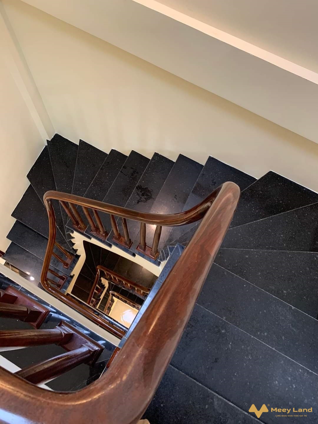 Bán Nhà Vân Canh-gần Mỹ Đình 35M 5Tầng-Ôtô đỗ gần-Nội thất đẹp-nhà thoáng mát+ Nhà Xây mới thiết kê: 5 Tầng : 4 phòng ngủ, 3 nhà tắm, 4 wc, sân phơi, gian thờ.- Nhà full nội thất mới, đầy đủ công năng sử dụng,anh chị chuyển đồ ở luôn.- Ngõ trước nhà rộng hơn 2.5 m thoáng, trải gạch đỏ cao ráo sạch sẽ.- Chỉ 15m ra đường lớn, ô tô đỗ tránh nhau, kinh doanh.- Khu xung quanh, văn minh, an ninh yên tĩnh, dân trí.- Tiện ích đầy đủ: gần chợ, trung tâm mua sắm các mặt hàng, trường học các cấp.- Chỉ 50m có bãi đô ô tô ngày đêm, an ninh.- Giao thông thuận tiện đường lớn:  QL 70,  Mỹ Đình, Trịnh Văn Bô, phố Nhổn, Cầu Diễn.- Gần Mỹ Đình, Hà Đông, An Khánh, Thanh Xuân, Cầu Giấy bán kinh 3-5km.- Hô trợ vay ngân hàng để mua nhà nhanh gọn lãi suất thấp nhất.- Giá nhà : 2 tỷ 700 triệu ( bao chí phí chuyển nhượng).Chi tiết liên hệ: Văn Vượng –   033-388- 1623 (zalo).- Tư Vấn Chuyên Bán Nhà Đất Bắc- Nam Từ Liêm- Hoài Đức từ 2 tỷ - 4 tỷ,nhà xây mới, nhà dân cũ cần bán,ngõ rộng Ô TÔ, Kinh Doanh, Tiện ích.Xin chân thành cảm ơn.