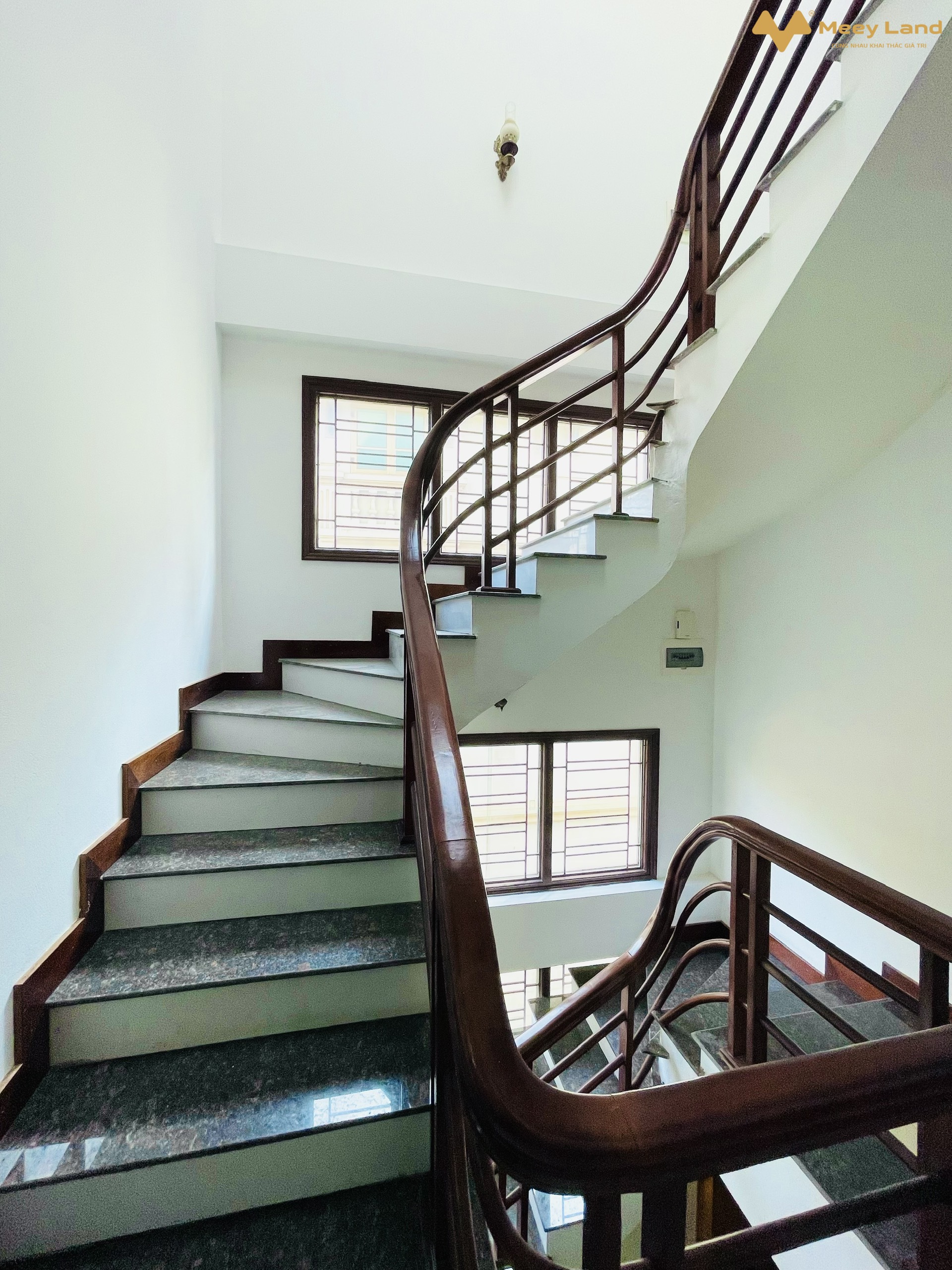 Bán Biệt Thự LK Vigracera Đại Mỗ, Nam Từ Liêm 78M 4 Tầng- kinh doanh-Văn Phòng- Đường trước nhà rất rộng, 3 oto tải tránh nhau được, vỉa hè 5m. Oto đỗ trước nhà thoải mái cả ngày đêm.- Nhà 4 tầng Thiết kế gara oto rộng để 2 con xe 7 chỗ  thoải mái . Nhà không xây 2 mặt thoáng trước sau.- Tầng 1: gara để xe, phòng khách , bếp ăn.- Tầng 2 + 3: mỗi tầng 2 phòng ngủ.- Tầng 4:  Phòng thờ, sân phơi. - Sổ đỏ vuông vắn sẵn sàng giao dịch.- Ngay đường lớn: Sa Đôi, QL 70, FLC, Tố Hữu, Hà Đông.-	Giá nhà: 9 tỷ 500 triệu ( bao chi phí chuyển nhượng , thương lượng).-	Anh Chị quan tâm lh : 033-388- 1623. ( có zalo)