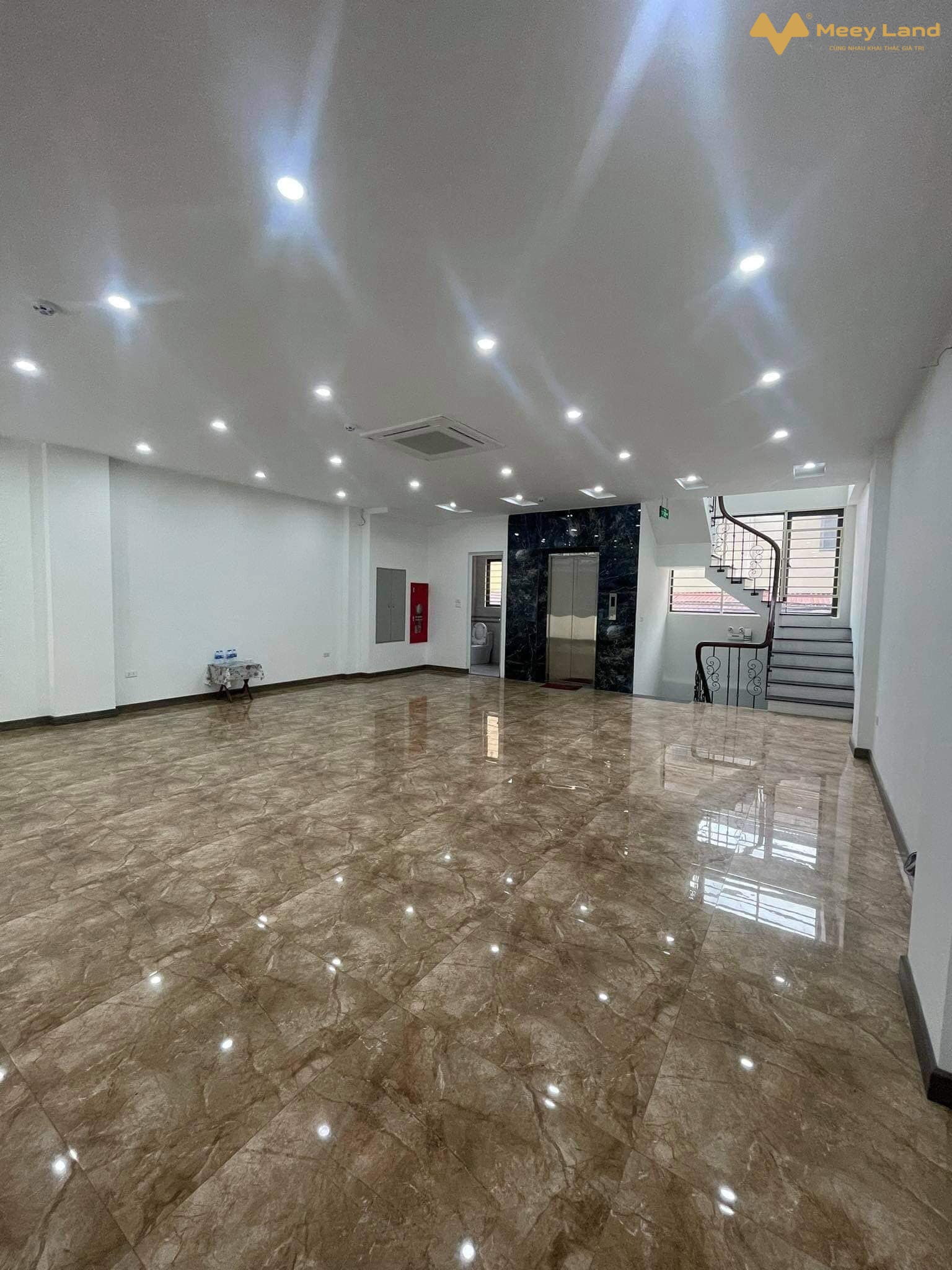 Tòa nhà văn phòng mới tinh mặt phố Khuất Duy Tiến, 9 tầng thang máy