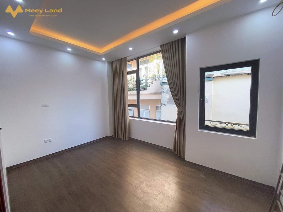 Bán nhà Vân Canh, Xuân Phương 35M 4 Tầng, 4 phòng, nội thất đẹp, đường lớn 2.5 tỷ- Diện tích nhà 35M2 4 Tầng, 4 phòng, 3 nhà tắm, - Đường trước nhà cao ráo, trải gạch đỏ sạch sẽ,  gần phố.- Tiện ích đầy đủ trung tâm mua sắm, chợ, khu vui chơi.- Trường học các cấp 1 2 3, trường quốc tế- Đường lớn: Trịnh Văn Bô, Xuân Phương, Nhổn, Cầu Diễn, Mỹ Đình.- Giá nhà 2 tỷ 500 triệu  ( bao chi phí chuyển nhượng).Anh/ Chị vui lòng Liên hệ : Văn Vượng SDT 033-388-1623 ( có Zalo).-Tư Vấn Mua Bán Nhà Đất.Xin cảm ơn!