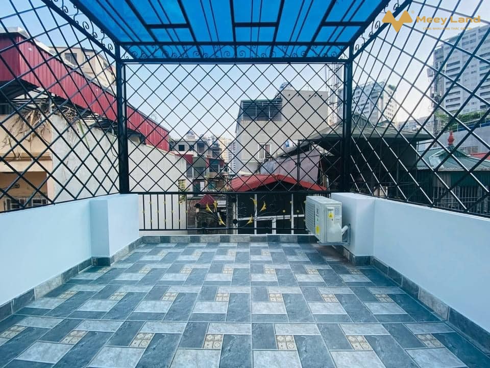 Bán nhà Tây Mỗ, Mặt Ngõ,Lô góc, Ô tô đỗ xây 42M 5 Tầng,view thoáng,5P Ngủ- Diện tích 42m.- Ngõ trước nhà gần 3m, xe morning lùi cửa, cách đường ô tô dừng đỗ 15m- Nhà xây mới, thiết kế hiện đại, phòng nào cũng có ánh sáng tự nhiên.- Tầng 1 để xe, khu bếp ăn- Tầng 2: phòng khách và phòng ngủ- Tầng 3+ 4 : mỗi tầng 2 phòng ngủ- Tầng 5 : 1 phòng ngủ có thể làm phòng tâm linh + khu phơi giặt, trồng hoa.- Vị trí nằm trong khu dân cư văn minh, hàng xóm thân thiện.- Nhà gần chợ Sáng Tây Mỗ, gần bãi gửi xe ô tô (gửi xe nhà văn hóa)- Nhà cách Vinhomes Smart City gần 1 km, tận hưởng nhiều tiện tích xung quanh.- Nhà gần các tuyến đường lớn như đường 70 (quy hoạch mở rộng 8 làn đường), đường đại lộ Thăng Long đi lại thuận tiện.- nhà mở bán giá : 3 tỷ 550 triệu  bao phí sang tên.- Gọi ngay em Vượng (24/24) để xem nhà trực tiếp- SĐT/zalo 033.388.1623