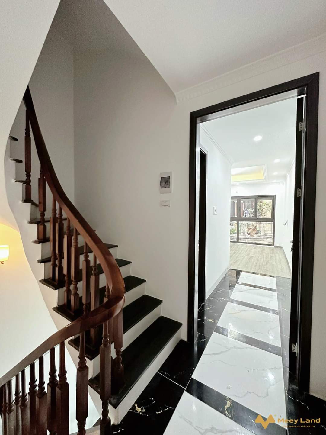 Bán nhà Tây Mỗ gần VinSmart City 33M 5 Tầng, 3P Ngủ, view thoáng, tiện ích tốt giá 3.1 tỷ- Nhà thiết kế tổng 4 phòng ngủ, 3 nhà tắm, gian thờ, sân phơi.- Thiết kế nhiều cửa sổ, view thoáng ánh sáng tự nhiên.- Chỉ 60m ra đường rộng 6m, ô tô tránh nhau.- Khu vực đầy đủ tiện ích gần trường học các cấp 1 2 3, chợ trung tâm mua sắm.- Vị trí nhà gần đường lớn: Đại Lộ Thăng Long, Lê Trọng Tấn, Hà Đông, Mỹ Đình.- Hỗ trợ vay ngân hàng chỉ  1.5 tỷ nhận nhà ở ngay.- Giá nhà 3 tỷ 100 triệu ( bao chi phí chuyển nhượng).-SDT Liên Hệ : 033.388.1623/ 094.495.8199( có Zalo)Xin chân thành cảm ơn.