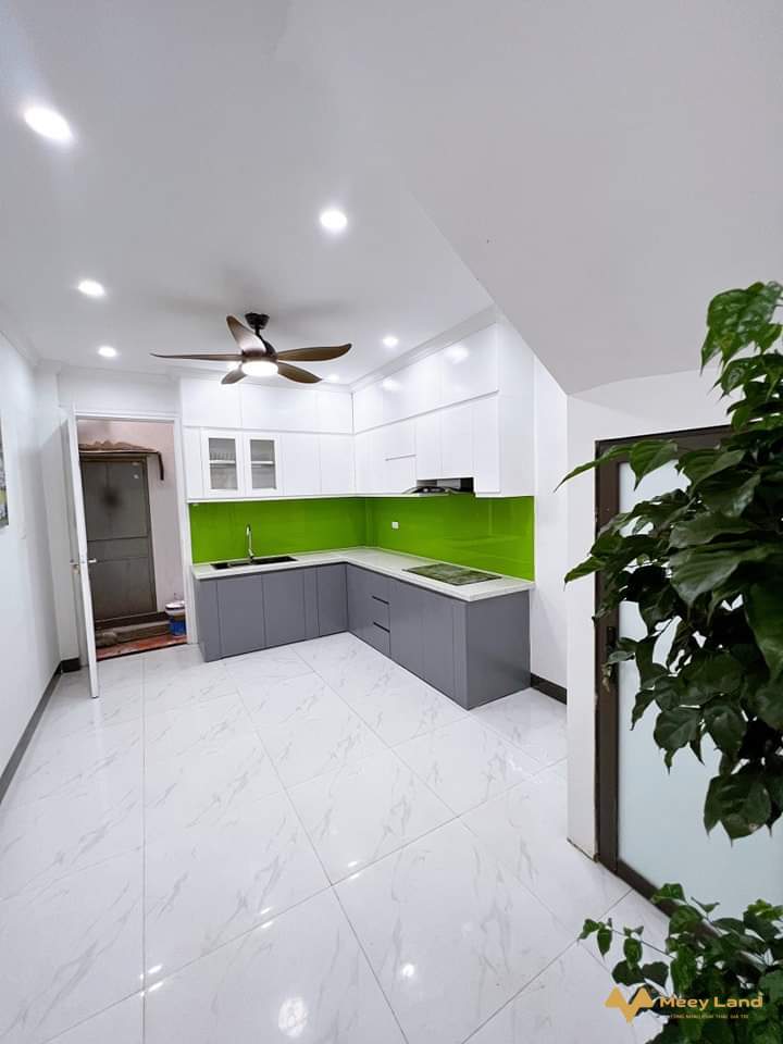 Bán nhà An Khánh, giáp Đại Lộ Thăng Long 39M 4 Tầng, 4P Ngủ, ngõ rộng, ô tô đỗ gần nhà+ Vị trí nhà ở gần Đại Lộ Thăng Long, bán kính 1km KĐT Vinhomes Smart City, Splendora, KĐT Nam An Khánh, tận hưởng mọi tiện ích xung quanh, giao thông thuận tiện đến trung tâm thành phố...- Tầng 1: P. Khách + P. Bếp + Wc.- Tầng 2 + 3: Mỗi tầng có 2 phòng ngủ + Wc.- Tầng 4: Phòng thờ + sân phơi...- Gần Đường lớn: Đại Lộ Thăng Long, Lê Trọng Tấn, Nam Thăng Long, Mỹ Đình , Hà Đông.- Nhà ngay bãi ô tô, đỗ được 30 cái ngày đêm thoải mái.- Hỗ trợ vay ngân hàng chỉ 1.5 tỷ nhận nhà ở ngay.- Giá nhà 3 tỷ 200 triệu (bao chi phí chuyển nhượng).- SDT Liên Hệ: 0333 881 623/ 0944 958 199Đã sao chépcó Zalo).Xin chân thành cảm ơn.