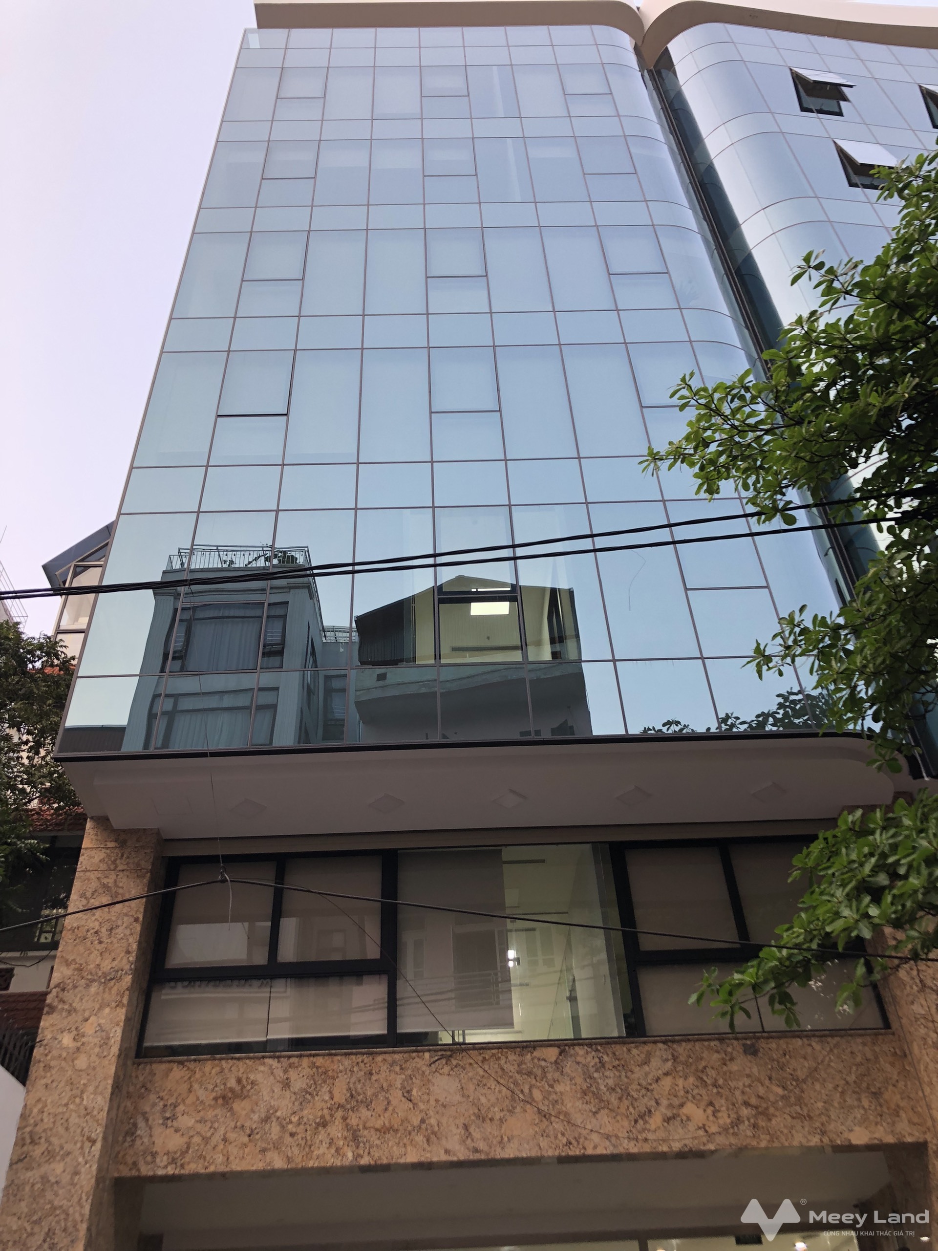 Bán tòa nhà mặt phố trung tâm khu đô thị Trung Hòa, Nhân Chính, 222m2 x 9 tầng mới tinh