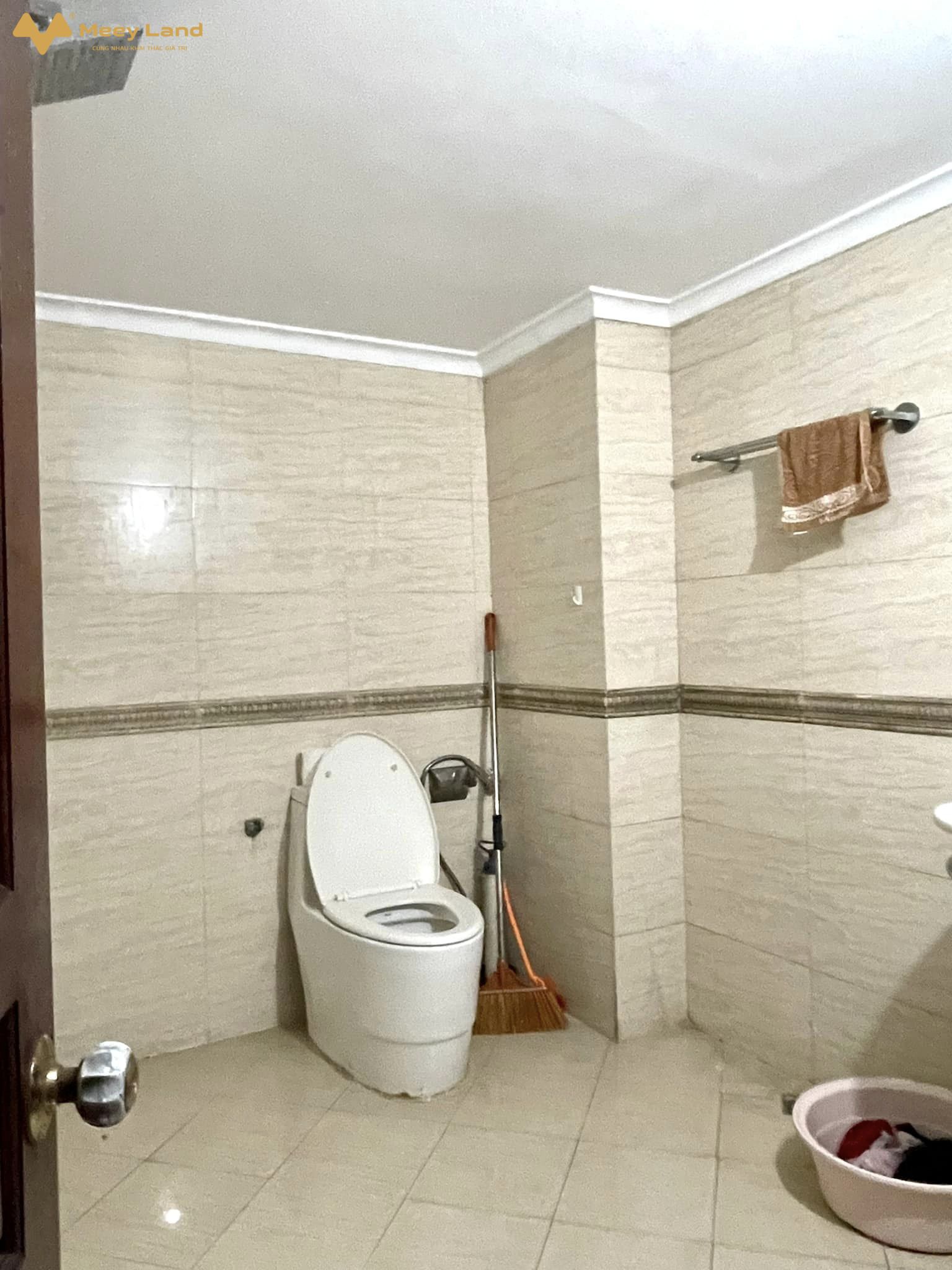 Bán LK Viglacera Đại Mỗ sát Vạn Phúc 76M 4 Tầng-Vỉa Hè-Ô tô Đỗ-Kinh Doanh giá nhỉnh 8 tỷNhà xây mỗi tầng 2 phòng, đã hoàn thiện, thoáng trước sau cực đẹp. Trước sau có khoảng sân theo phong cách nhà vườn, rất phù hợp làm VP công ty, nhà ở yên tĩnh an sinh đỉnh.- Vị trí Nhà Liền Kề nằm gần mặt đường Đại Mỗ tương lai phát triển cực mạnh khi mà các khu đô thị xung quanh đã hình thành, các tuyến đường mới sắp được xây dựng như Lê Quang Đạo kéo dài thông qua KĐT Luis city kết nối Lê Trọng Tấn, dự án mở rộng tuyến đường 70, dự án xây dựng tuyến đường Vũ Trọng Khánh kéo dài nối KĐT Làng Việt Kiều Châu Âu với KĐT Smatscity..., Sa Đôi, Đại Lộ Thăng Long.- Vậy quý khách có nhu cầu vui lòng liên hệ Mr. Vượng 033- 388-1623 để xem nhà và làm việc chính chủ.