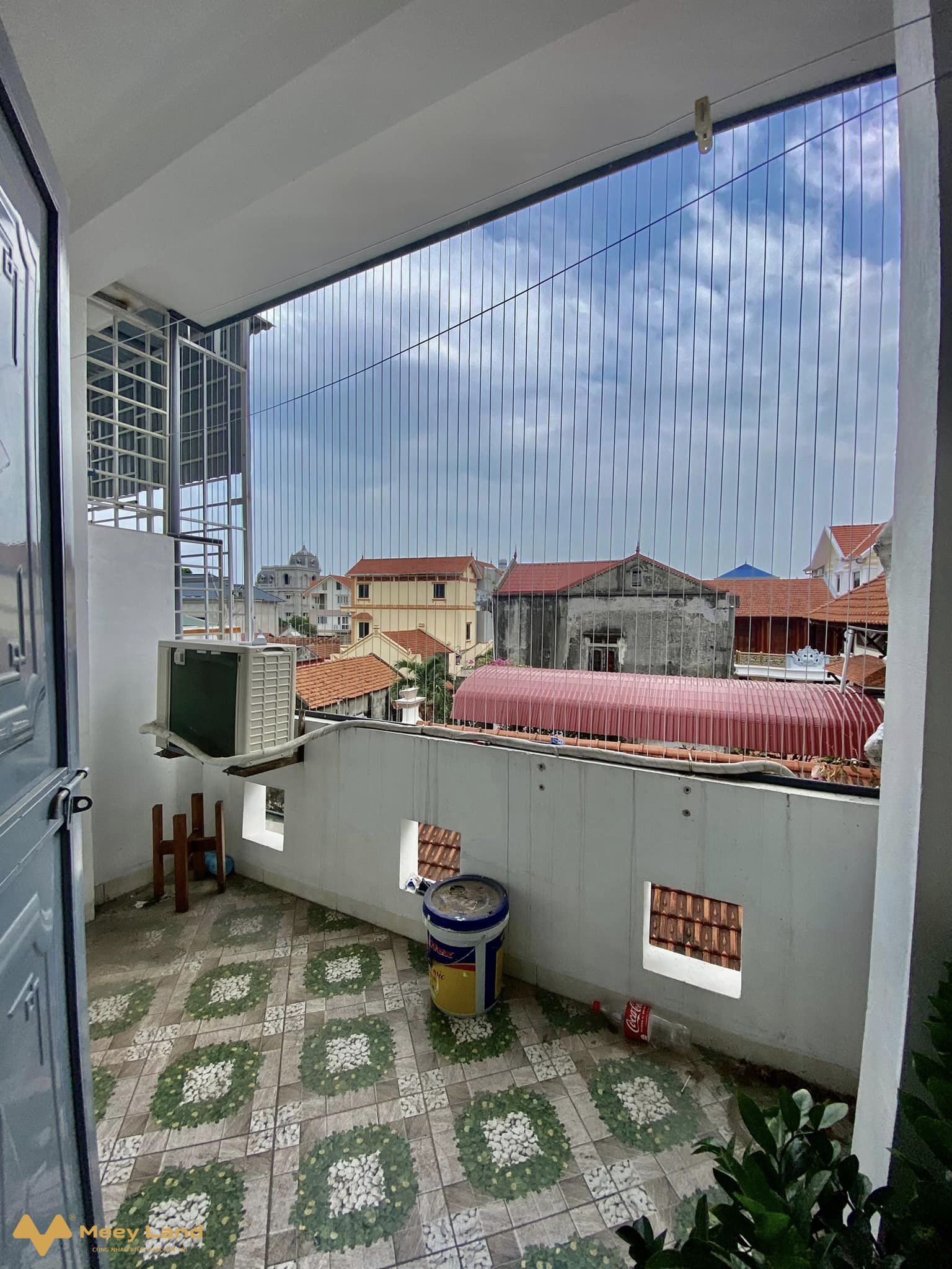 Bán Nhà Di Trạch-Hoài Đức 38M 4 Tầng-Nội thất đẹp-Ngõ rộng thoáng-gần đường lớn- Diện tích  Nhà 38m2 x 4 tầng, 4P Ngủ, 2 nhà tắm , 3 wc. - Tầng 1: Phòng khách + bếp + WC.- Tầng 2 + 3 : Mỗi tầng 2 phòng ngủ + 1 nhà tắm + wc.- Tầng 4: Phòng thờ + sân phơi.- tặng nội thất còn mới xịn đẹp.- tận dụng ánh sáng tự nhiên trong lành, phù hợp cho hộ gia đình ở thoải mái...- Ngõ trước nhà rộng gan 3m, thoáng cáo ráo sạch sẽ.- Chỉ 50m ra đường lớn ô tô đỗ,kinh doanh.- Ngay nhà có sân chơi, thể dục tập thể, trường mầm non, thuận tiện đưa đón trẻ.- Giao thông thuận tiện gần đường lớn: QL70m QL 422B, đường Trịnh VĂn Bô, Nhổn, QL 32, Mỹ Đình , Cầu Diễn.+  Giá nhà  2 tỷ  500 triệu  ( bao chi phí sang tên sổ mới).+ Sổ đỏ chính chủ - Sẵn sàng giao dịch.Vui lòng liên hệ : Văn Vượng 033-388-1623 .( 24/7 Zalo).-	Tư Vấn Mua Bán Nhà Đất    - Xin cảm ơn!