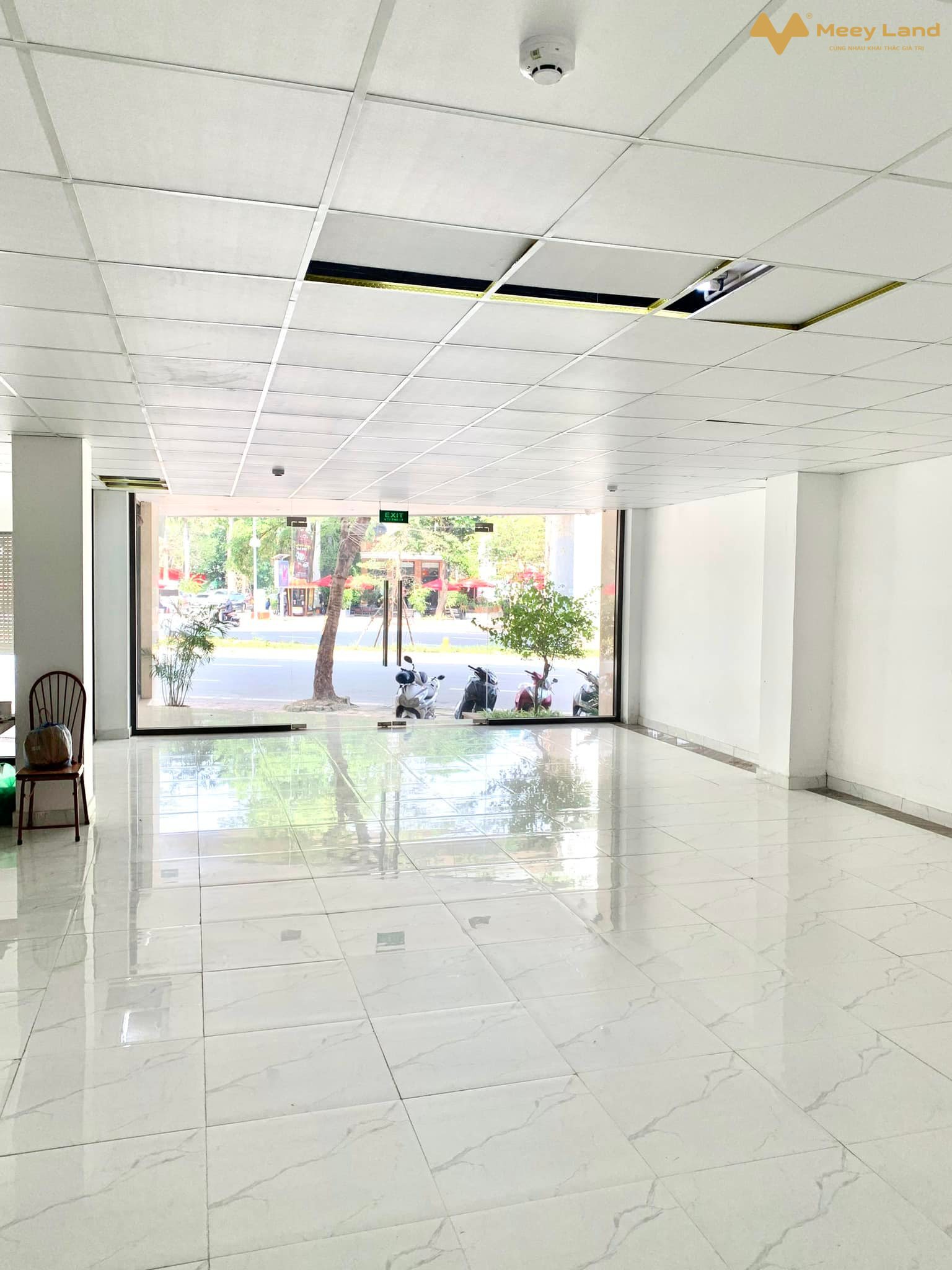 Bán nhà mặt phố Hoàng Cầu, diện tích 216m2, 9 tầng thang máy