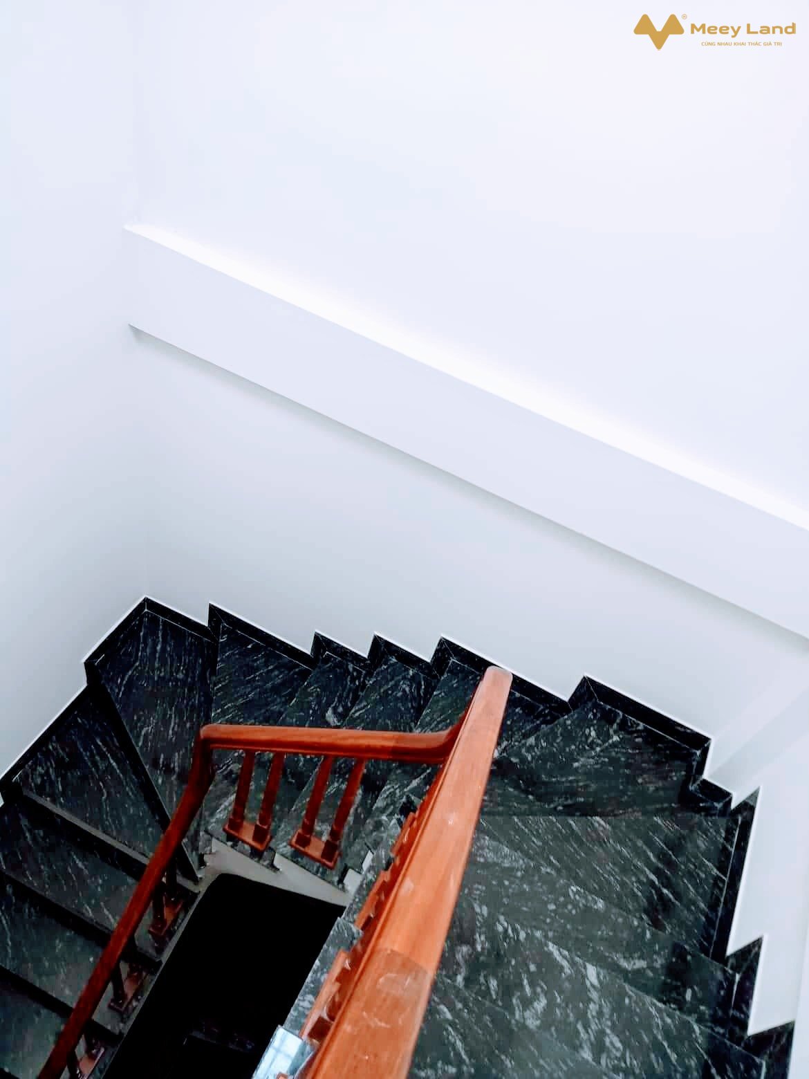 Bán nhà riêng Đại Mỗ, gần Vạn Phúc 35M 5 Tầng,nội thất đẹp, ô tô đỗ gần- Diện tích nhà 35M2 5 Tầng: 4P Ngủ, 3 nhà tắm, sân phơi, phòng thờ.- Vuông Văn, Ô tô đỗ cách đất 50m.- Đường trước nhà cao ráo, trải nhựa cao ráo sạch sẽ, gần phố.- Tiện ích đầy đủ trung tâm mua sắm, chợ, khu vui chơi Vincom.- Trường học các cấp 1 2 3, trường quốc tế, Lê Quý Đôn, Đại Mỗ, Tây Mỗ.- Đường lớn: Mỹ Đình, Cầu Giấy, Đại Lộ Thăng Long, Sa Đôi, Hà Đông.- Giá đất 2 tỷ 950 triệu  ( bao chi phí chuyển nhượng).Anh/ Chị vui lòng Liên hệ : Văn Vượng SDT 033-388-1623 ( có Zalo).-Tư Vấn Mua Bán Nhà Đất.Xin cảm ơn!