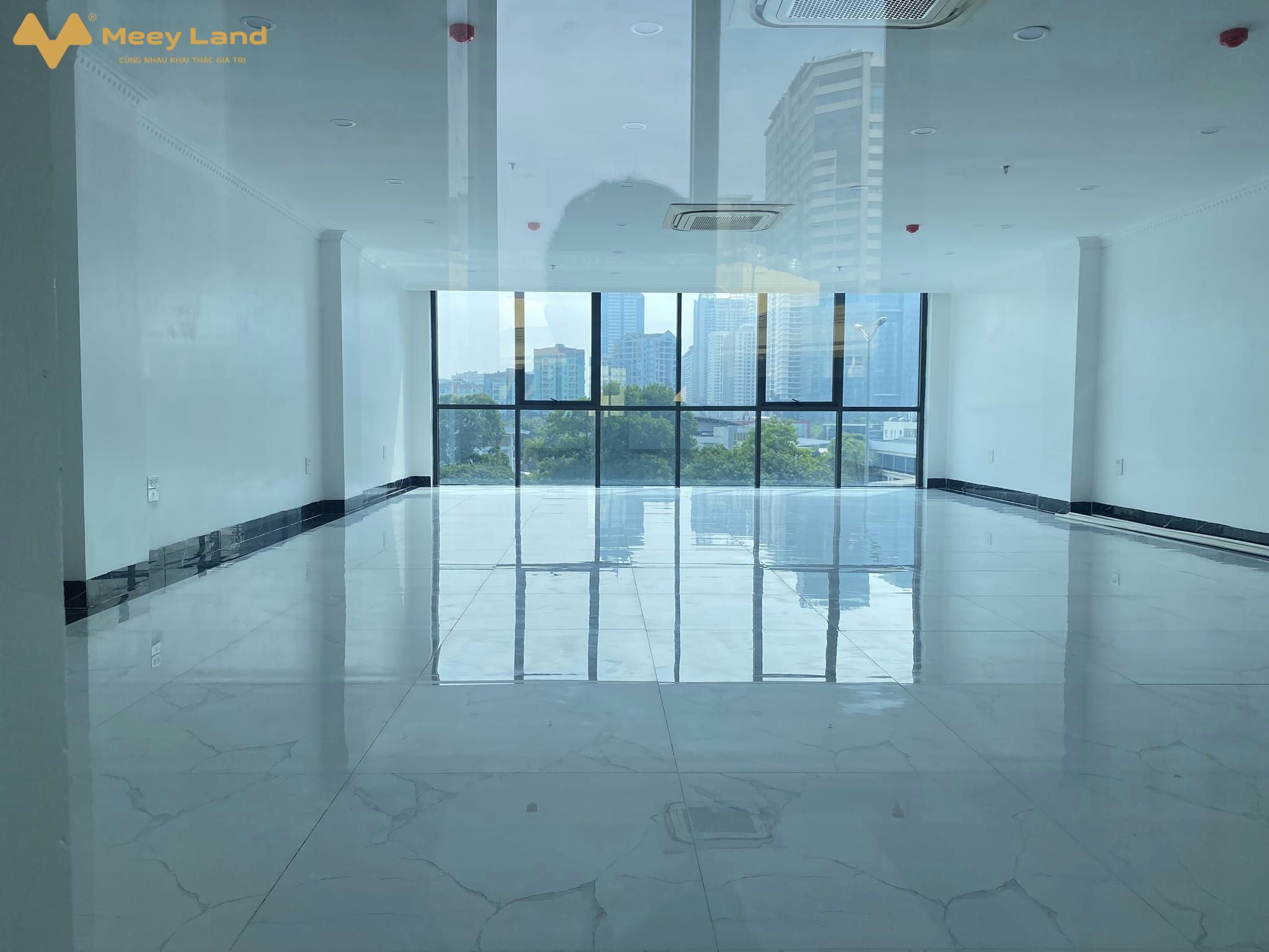 Tòa nhà mặt phố Khuất Duy Tiến, 9 tầng, thang máy, có hầm, cho thuê 120 triệu/ tháng