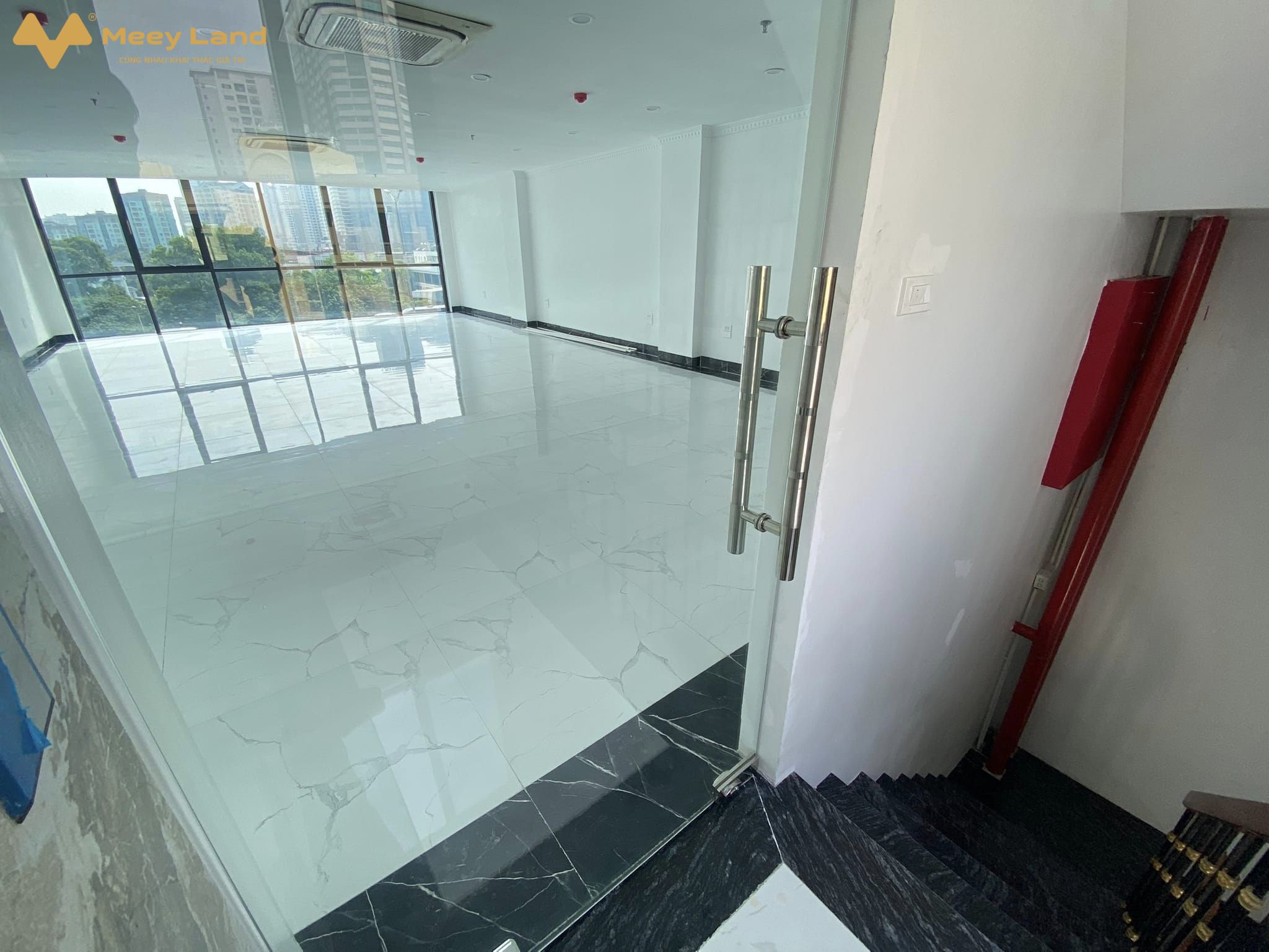 Chính chủ bán nhà mặt phố Khuất Duy Tiến, 9 tầng, thang máy, đẹp lung linh, vị trí đắc địa