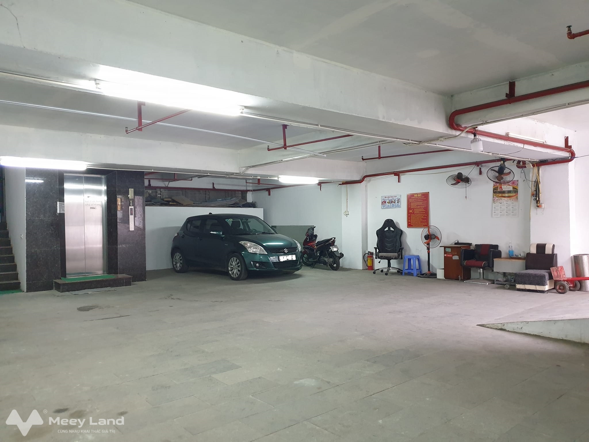 Tòa nhà văn phòng 7 tầng thang máy phố Phú Diễn lô góc, mặt phố kinh doanh sầm uất