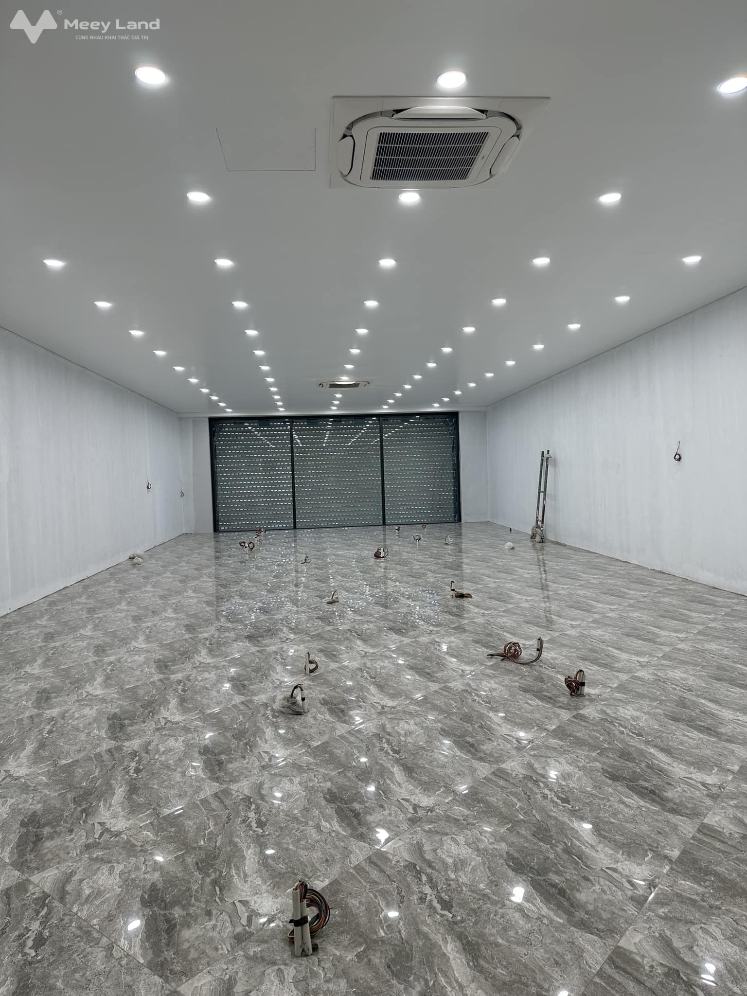 Bán nhà mặt phố Hoàng Quốc Việt, 7 tầng thang máy mới tinh