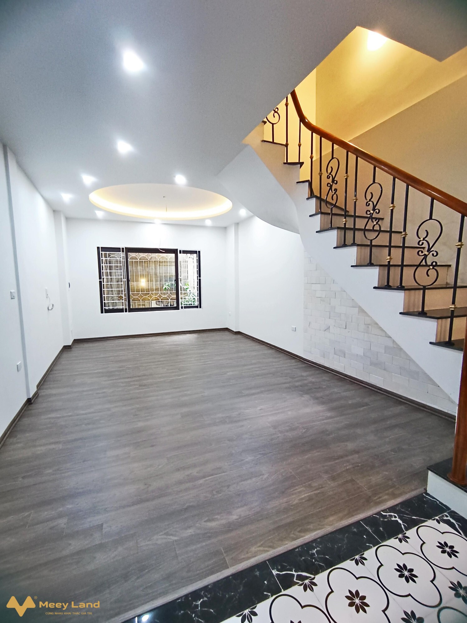 Nhà mới tinh, đẹp như khách sạn 5 sao, ở cực sướng ngõ thông sang phố Lê Thanh Nghị.Ngõ ba gác, cách ô tô dừng đỗ 50m, vị trí trung tâm quận Hai Bà; Hồ Gươm, chợ Mơ, trường Cấp 1,2,3, ĐH Bách Khoa, Xây Dựng, Kinh Tế Quốc Dân, công viên Thống Nhất, Bệnh viện Bạch Mai, Thanh Nhàn nằm trong bán kính 1km, tiện ích vô cùng.Thiết kế:- Tầng 1: Thông sàn + Bếp + WC.- Tầng 2: 1 phòng rất to + WC.- Tầng 3,4: Mỗi tầng 2 phòng ngủ, WC giữa, cầu thang giữa.- Tầng 5: Phòng thờ + sân phơi trước sau.Sổ đỏ pháp lý chuẩn, sẵn sàng giao dịch.Giá 5 tỷLiên hệ: Nhật Anh (50 tuổi) – 0988452429