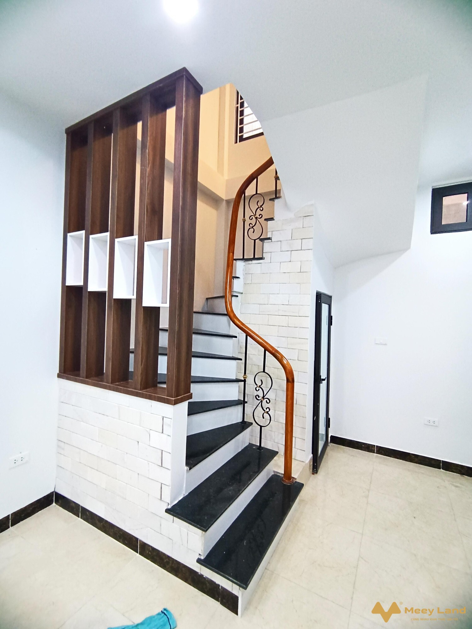 Nhà mới tinh, đẹp như khách sạn 5 sao, ở cực sướng ngõ thông sang phố Lê Thanh Nghị.Ngõ ba gác, cách ô tô dừng đỗ 50m, vị trí trung tâm quận Hai Bà; Hồ Gươm, chợ Mơ, trường Cấp 1,2,3, ĐH Bách Khoa, Xây Dựng, Kinh Tế Quốc Dân, công viên Thống Nhất, Bệnh viện Bạch Mai, Thanh Nhàn nằm trong bán kính 1km, tiện ích vô cùng.Thiết kế:- Tầng 1: Thông sàn + Bếp + WC.- Tầng 2: 1 phòng rất to + WC.- Tầng 3,4: Mỗi tầng 2 phòng ngủ, WC giữa, cầu thang giữa.- Tầng 5: Phòng thờ + sân phơi trước sau.Sổ đỏ pháp lý chuẩn, sẵn sàng giao dịch.Giá 5 tỷLiên hệ: Nhật Anh (50 tuổi) – 0988452429