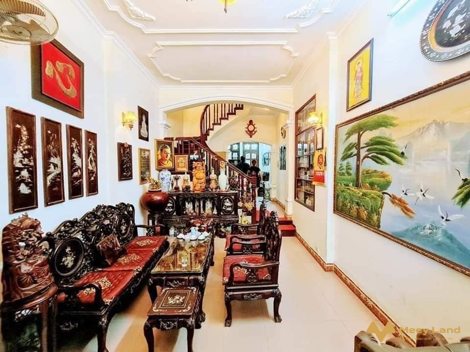 Bán nhà ở Phường Bách Khoa, phố Tạ Quang Bửu, 40m2, 6 tầng, MT 4m, ô tô đỗ gần nhà, nhiều quán xá xung quanh+Tầng 1: Phòng khách, bếp, để xe máy+Tầng 2,3,4,5 mỗi tầng 1 phòng, tổng 4 phòng. Cho thuê mỗi phòng được 5 triệu.+Tầng 6: sân phơi+Sổ đỏ vuông vắn, đang để ở nhà, sẵn sàng giao dịch+Nhà trong khu dân trí cao, trung tâm phường Bách Khoa+Cách hồ gươm 2.5km, gần TTTM Vincom, công viên Thống Nhất, cách chợ 100m, cách siêu thị 10m, gần Đại Học Bách Khoa, Đại Học Trường Kinh Tế Quốc Dân, Đại Học Xây Dựng, gần Trường THPT Thăng Long.+Trong khu có sân vận động thể thao, sân tennis, bể bơi, fitness, trường cấp 1,2,3 công lập danh tiếng bậc nhất Hà Nội mà không phải trả học phí như trường tư.Giá 4.8 tỷLiên hệ: 0988452429 - Mr Nhật Anh (50 tuổi)