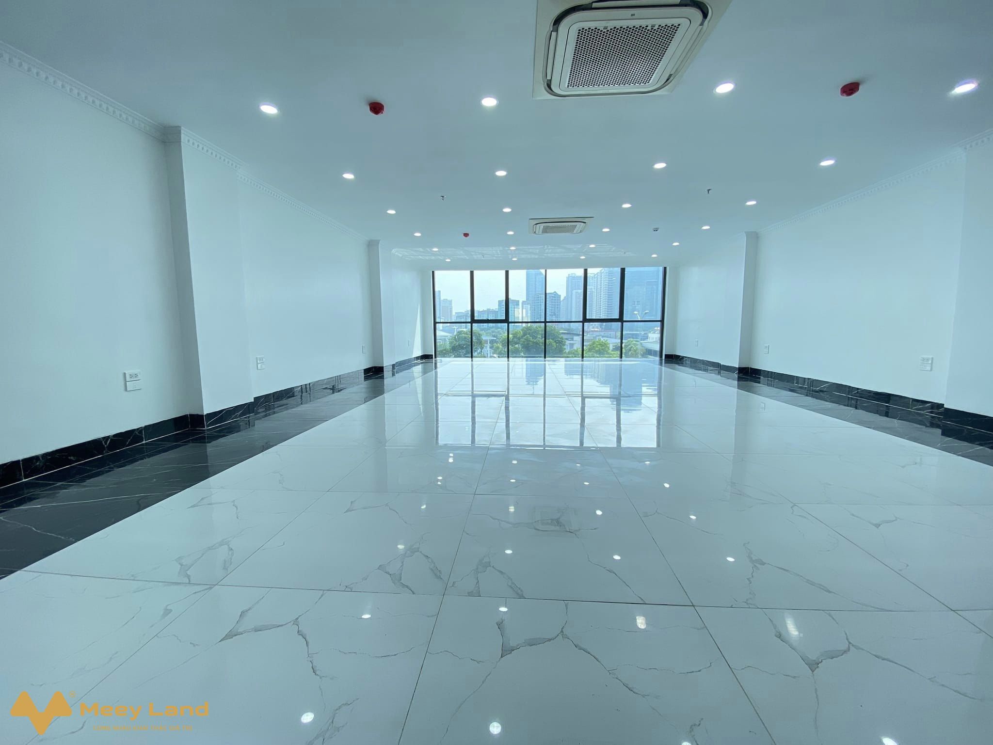 Chính chủ bán nhà mặt phố Khuất Duy Tiến, 9 tầng, thang máy, đẹp lung linh, vị trí đắc địa