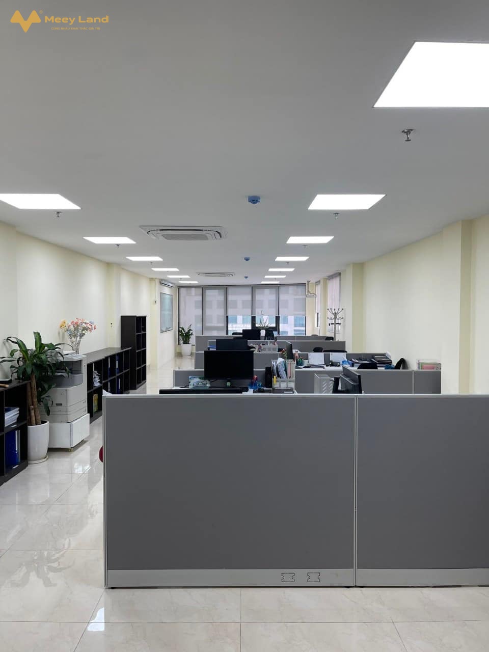 Mặt phố Dương Đình Nghệ, Cầu Giấy, tòa nhà 8 tầng thang máy, trục đường chính, vỉa hè rộng