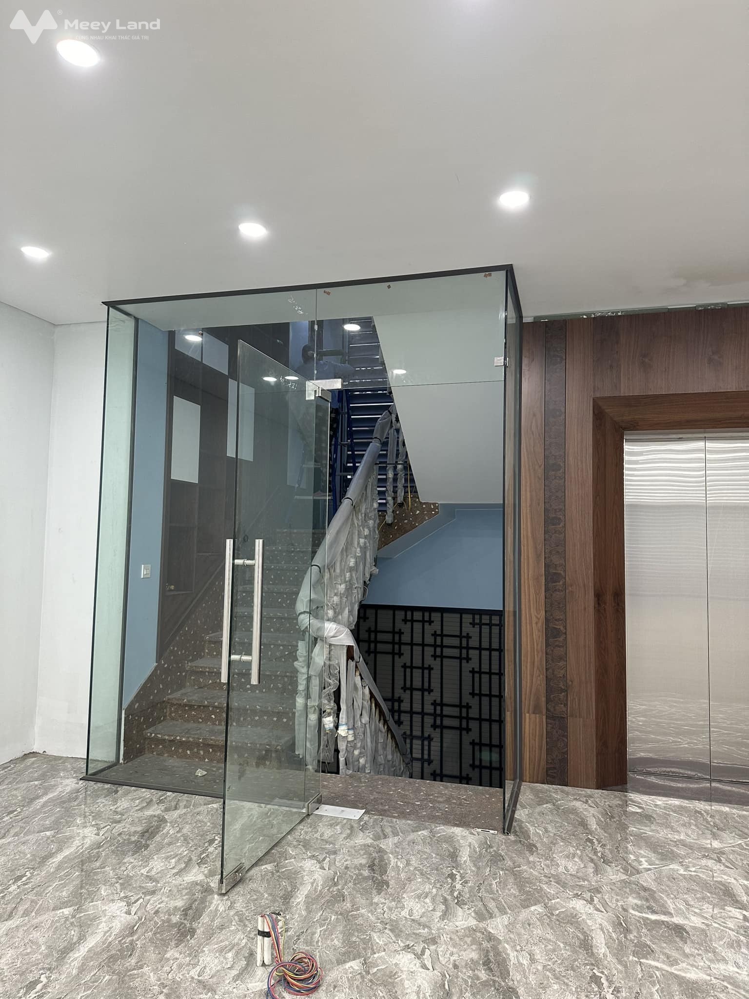 Bán nhà mặt phố Hoàng Quốc Việt, 7 tầng thang máy mới tinh