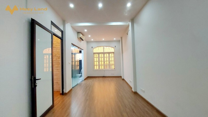 Bán gấp nhà mặt phố Huế, quận Hai Bà Trưng, Hà Nội, mặt tiền 5m