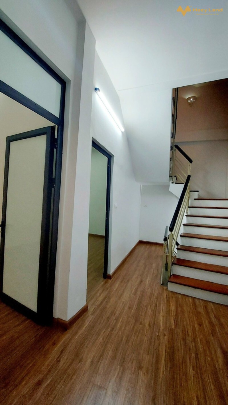 Bán gấp nhà mặt phố Huế, quận Hai Bà Trưng, Hà Nội, mặt tiền 5m