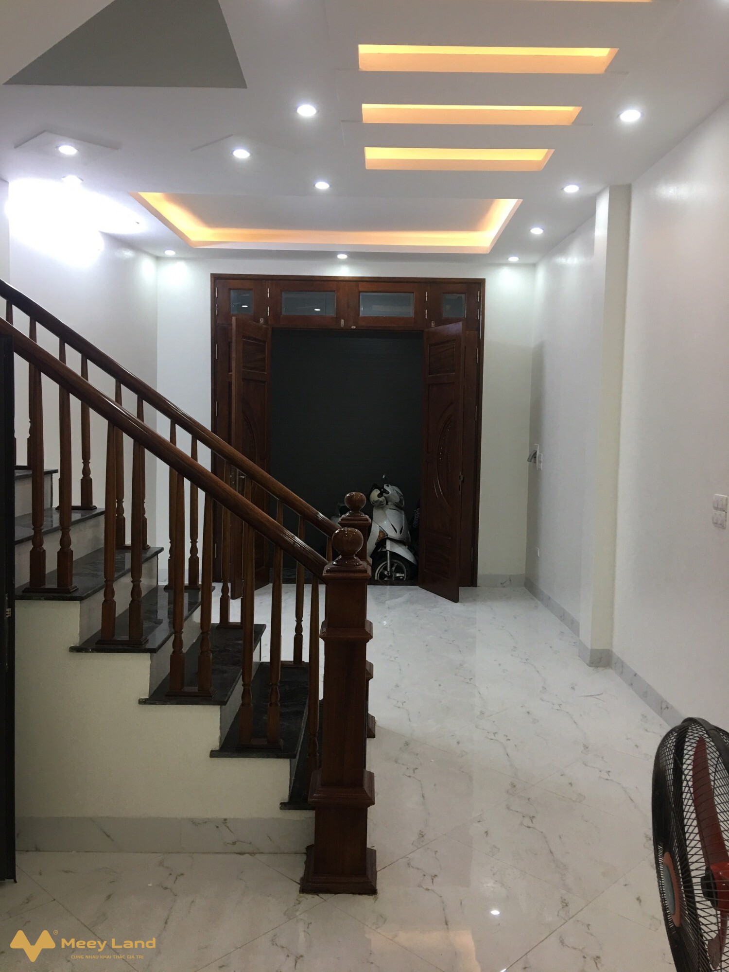 Trung tâm QUẬN HAI BÀ TRƯNG - MỚI KOONG - GẦN PHỐ - NGÕ THÔNG Mô Tả:+ Nhà mới tinh, xây bằng vật liệu rất chất lượng, đẹp hơn khách sạn 5 sao, ở cực sướng.+ Nhà mặt ngõ thông sang ngõ 36 Lê Thanh Nghị.+ Trung tâm quận Hai Bà Trưng, gần phố, gần ô tô đỗ.+ Trung tâm thương Mại, Hồ Gươm, chợ Mơ, trường Cấp 1,2,3, ĐH Bách Khoa, Xây Dựng, Kinh Tế Quốc Dân, công viên Thống Nhất, Bệnh viện Bạch Mai, Thanh Nhàn nằm trong bán kính 1km, tiện ích nhiều vô kể, bạt ngàn dịch vụ, khu vực an ninh tốt.Thiết kế: + Tầng 1: sân để xe, phòng khách, phòng ăn, bếp, wc+ Tầng 1: Phòng khách, phòng bếp, WC+ Tầng 2: 2 phòng ngủ, WC+ Tầng 3: 2 phòng ngủ, WC+ Tầng 4: 2 phòng ngủ, WC+ Tầng 5: phòng thờ, sân phơiPháp lý: sổ nở hậu, pháp lý rõ ràngGiá 5.5 tỷ