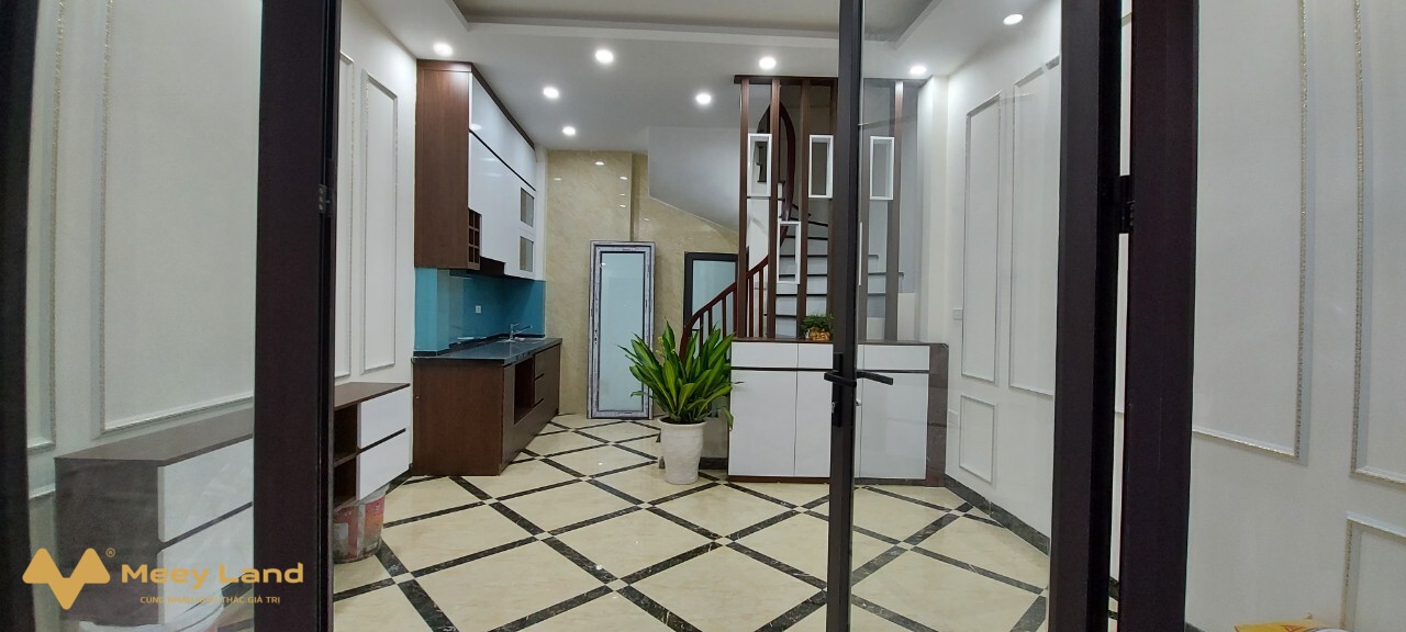 SIÊU PHẨM NHÀ ĐẸP HIẾM CÓ, TRUNG TÂM THỦ ĐÔ, SANG TRỌNG+ Vị trí: ngõ 105 Bạch Mai, gần trung tâm, thiết kế hiện đại, đầy đủ công năng.+ Tòa nhà không đơn giản chỉ để ở mà còn mang giá trị về tinh thần, cảm nhận nghệ thuật, hưởng thụ cuộc sống.Nhà mới tinh, đẹp như khách sạn 5 sao, ở cực sướngThiết kế:Tầng 1: Phòng khách và bếp.Tầng 2,3,4: Mỗi tầng 1 phòng ngủ.Tầng 5: Phòng thờ và sân phơi.Sổ đỏ, pháp lý chuẩn.Giá 3.85 tỷLiên hệ: 0988452429 - Nhật Anh (50 tuổi)